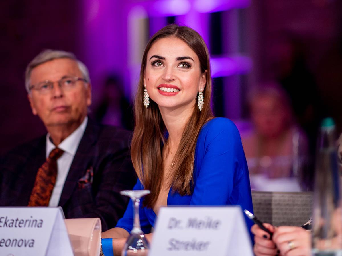 Ekaterina Leonova sitzt in der Jury des Schönheitswettbewerbs „Miss 50 plus“ und lächelt.