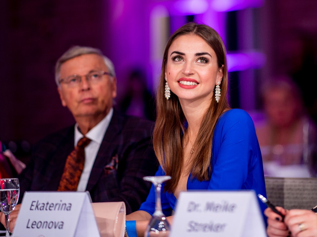 Ekaterina Leonova sitzt in der Jury des Schönheitswettbewerbs „Miss 50 plus“ und lächelt.