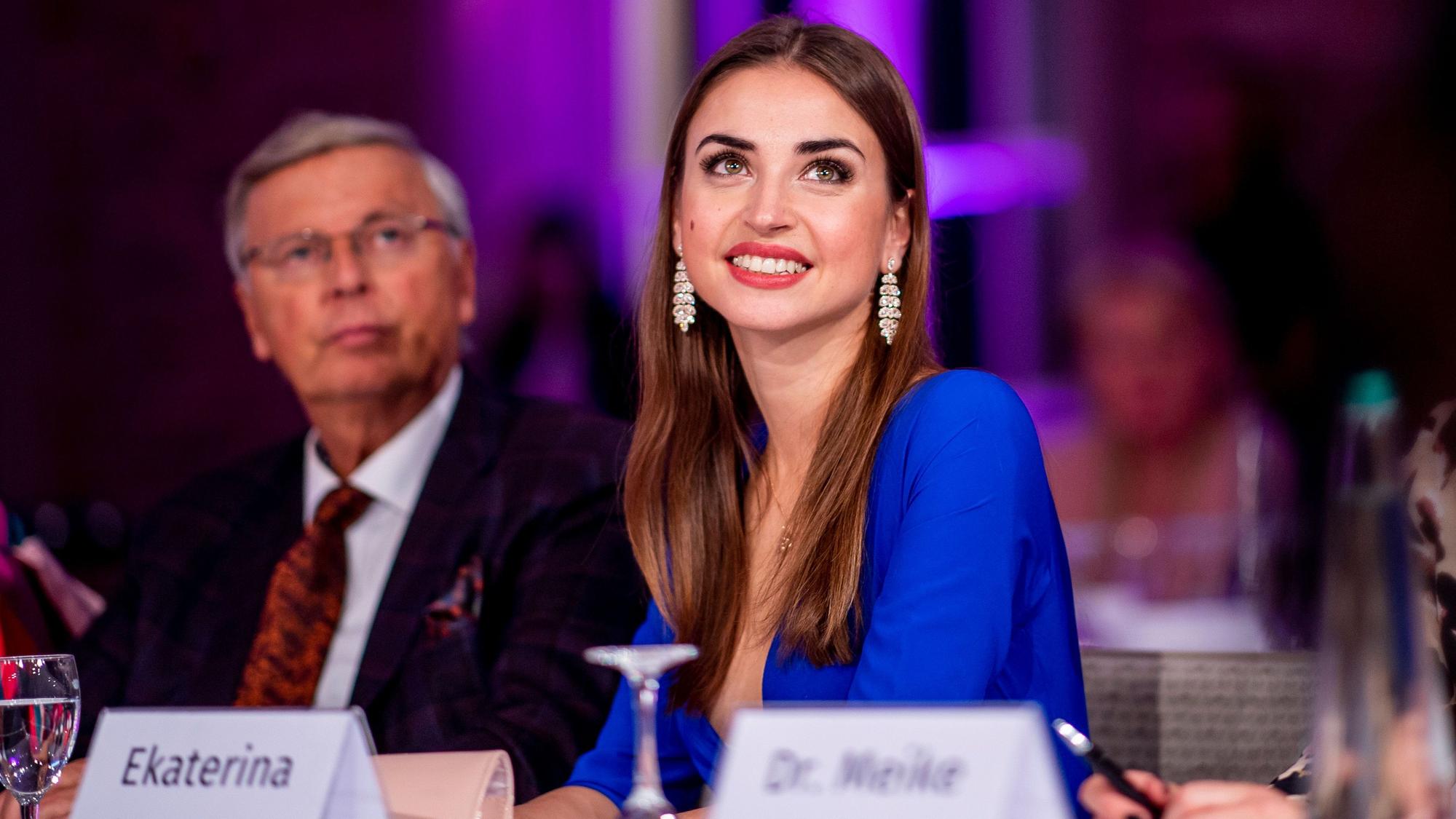Ekaterina Leonova sitzt in der Jury des Schönheitswettbewerbs „Miss 50 plus“ und lächelt.