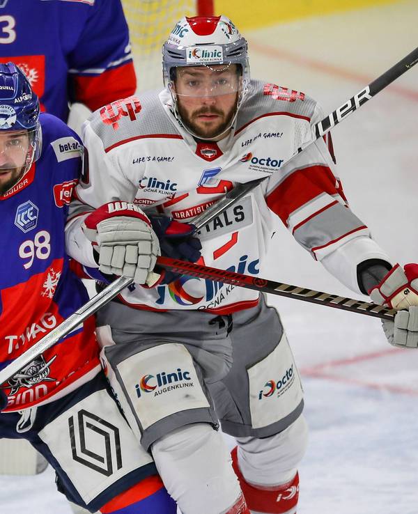 Jan Lattner von Innsbruck im Zweikampf mit Boris Sadecky (Bratislava).