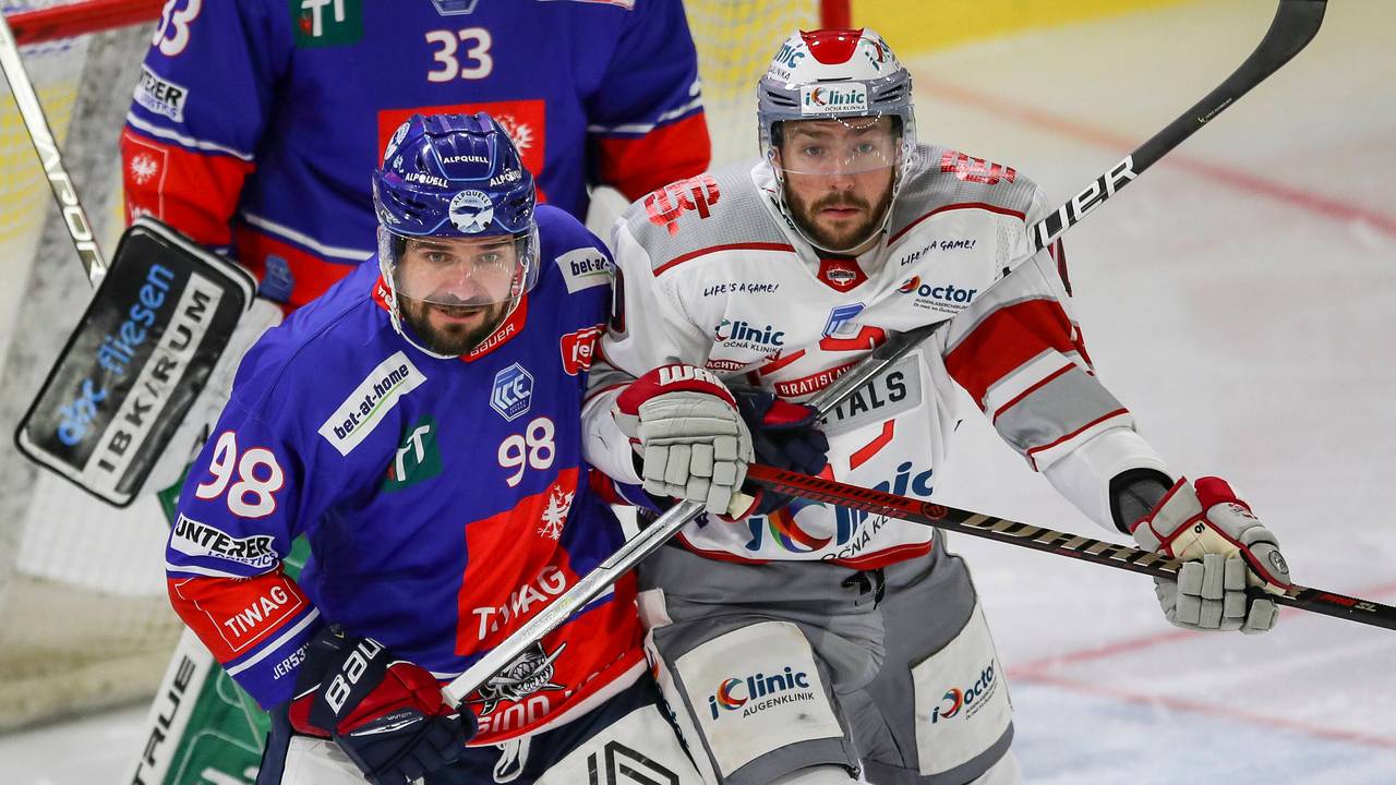 Jan Lattner von Innsbruck im Zweikampf mit Boris Sadecky (Bratislava).