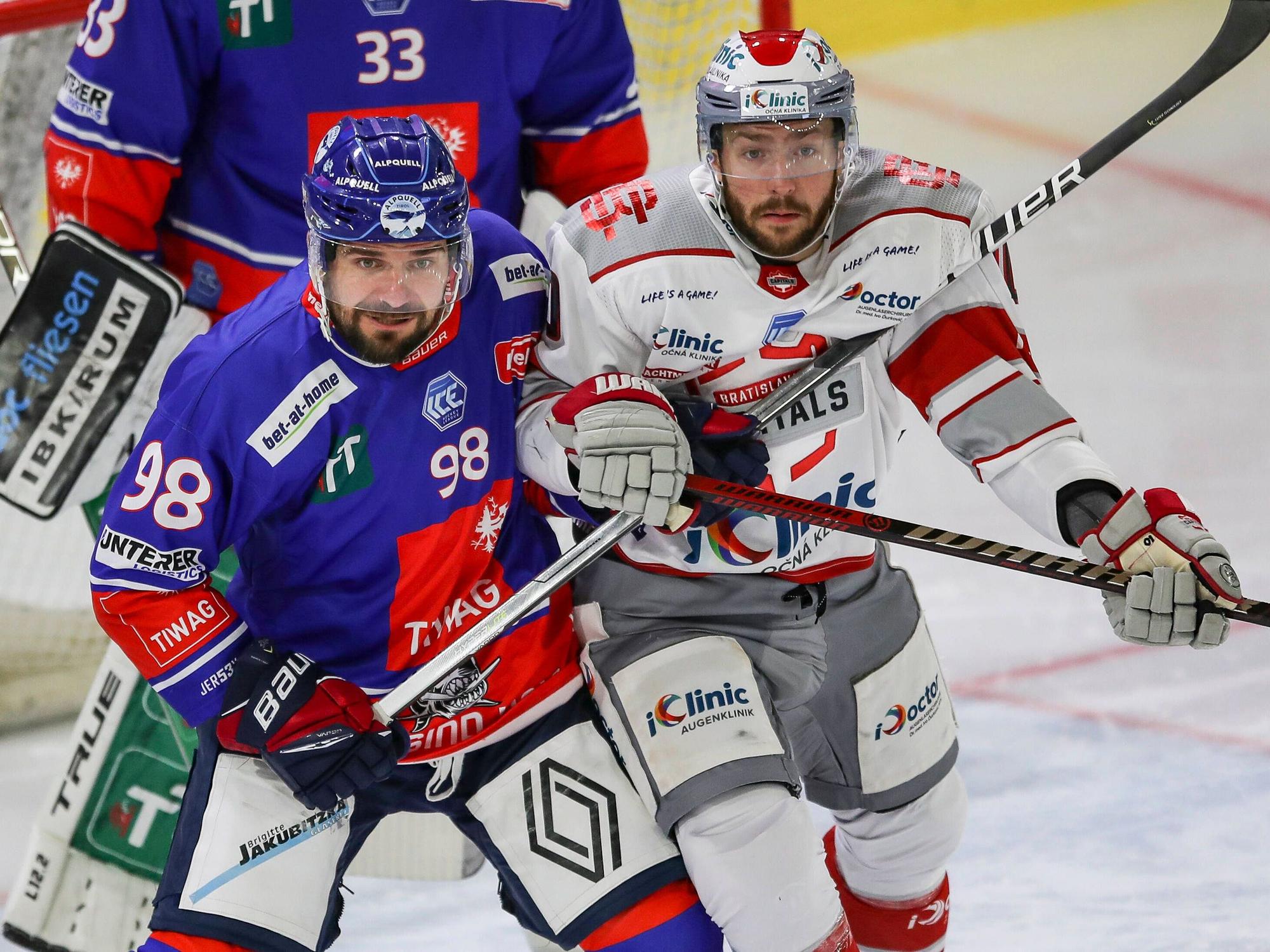Jan Lattner von Innsbruck im Zweikampf mit Boris Sadecky (Bratislava).