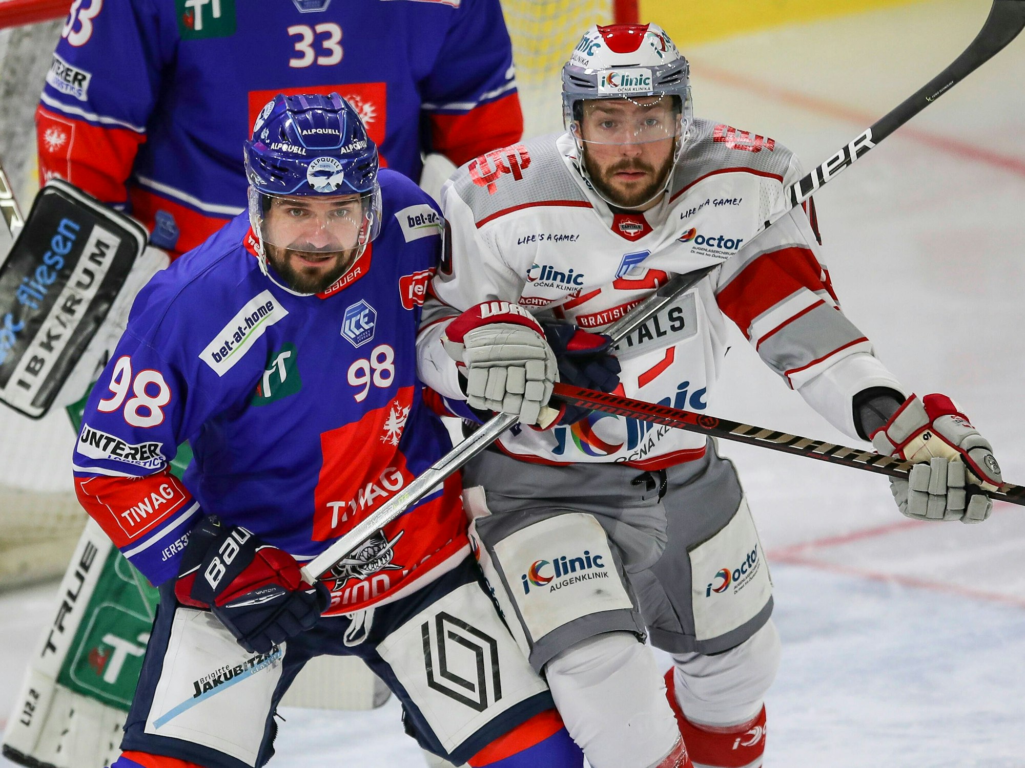 Jan Lattner von Innsbruck im Zweikampf mit Boris Sadecky (Bratislava).