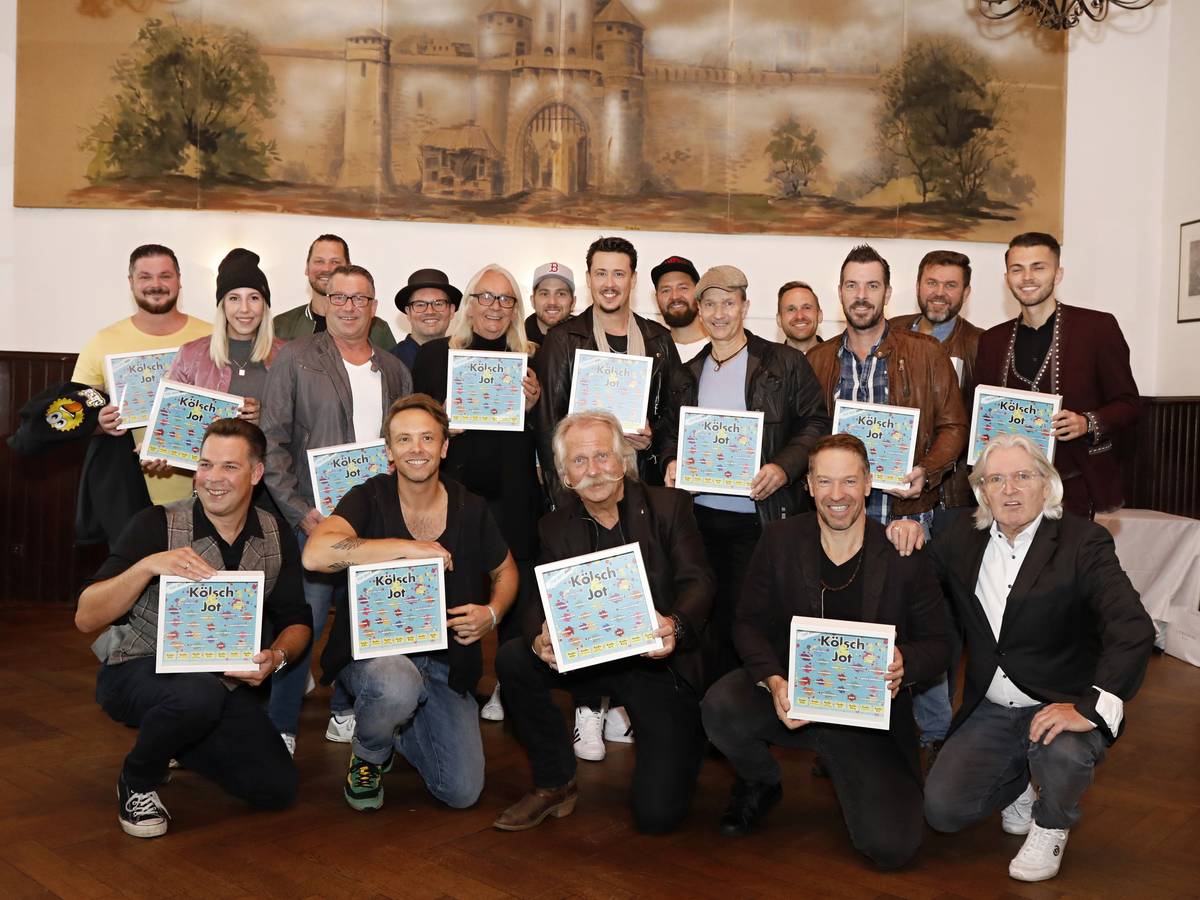 Zahlreiche Künstler halten das Cover des neuen Samplers in den Händen.