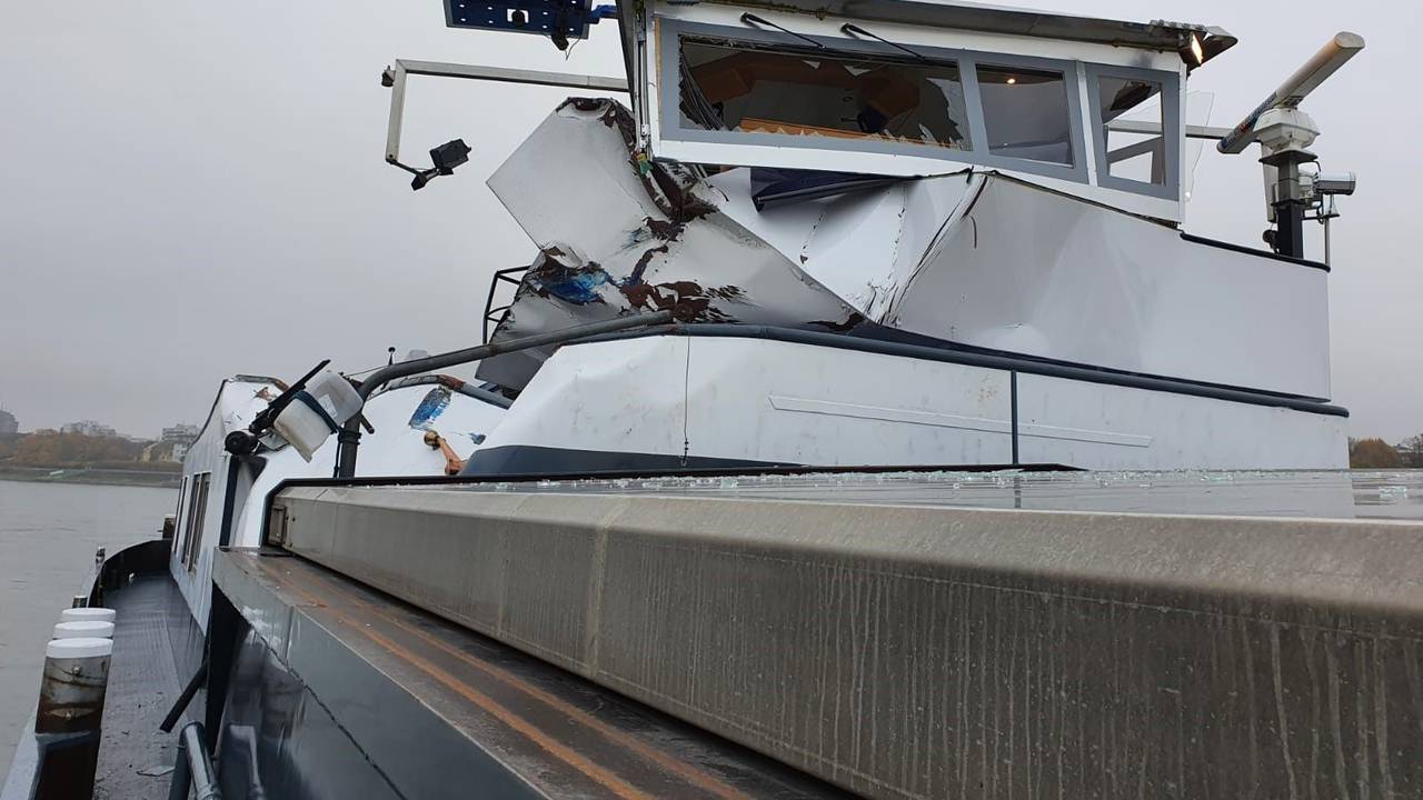 Das Steuerhaus eines Schiffes ist stark beschädigt.