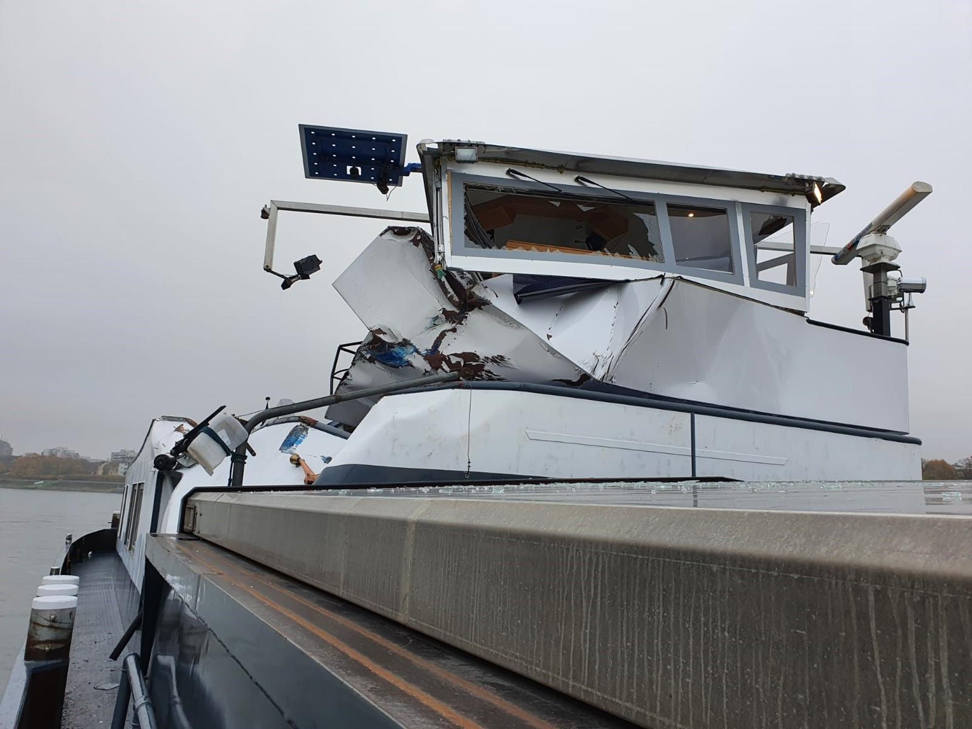 Das Steuerhaus eines Schiffes ist stark beschädigt.