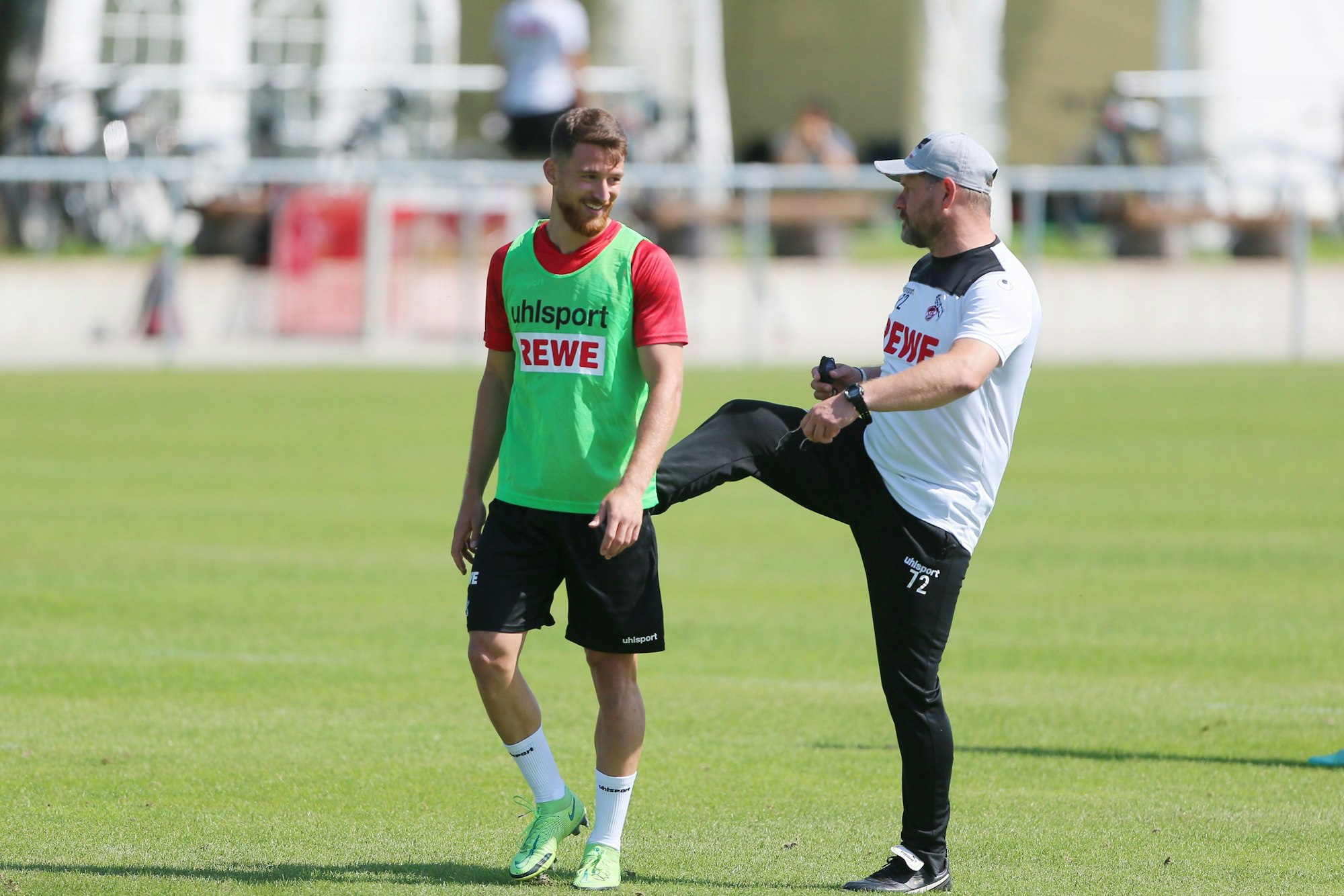Steffen Baumgart flachst mit Salih Özcan.
