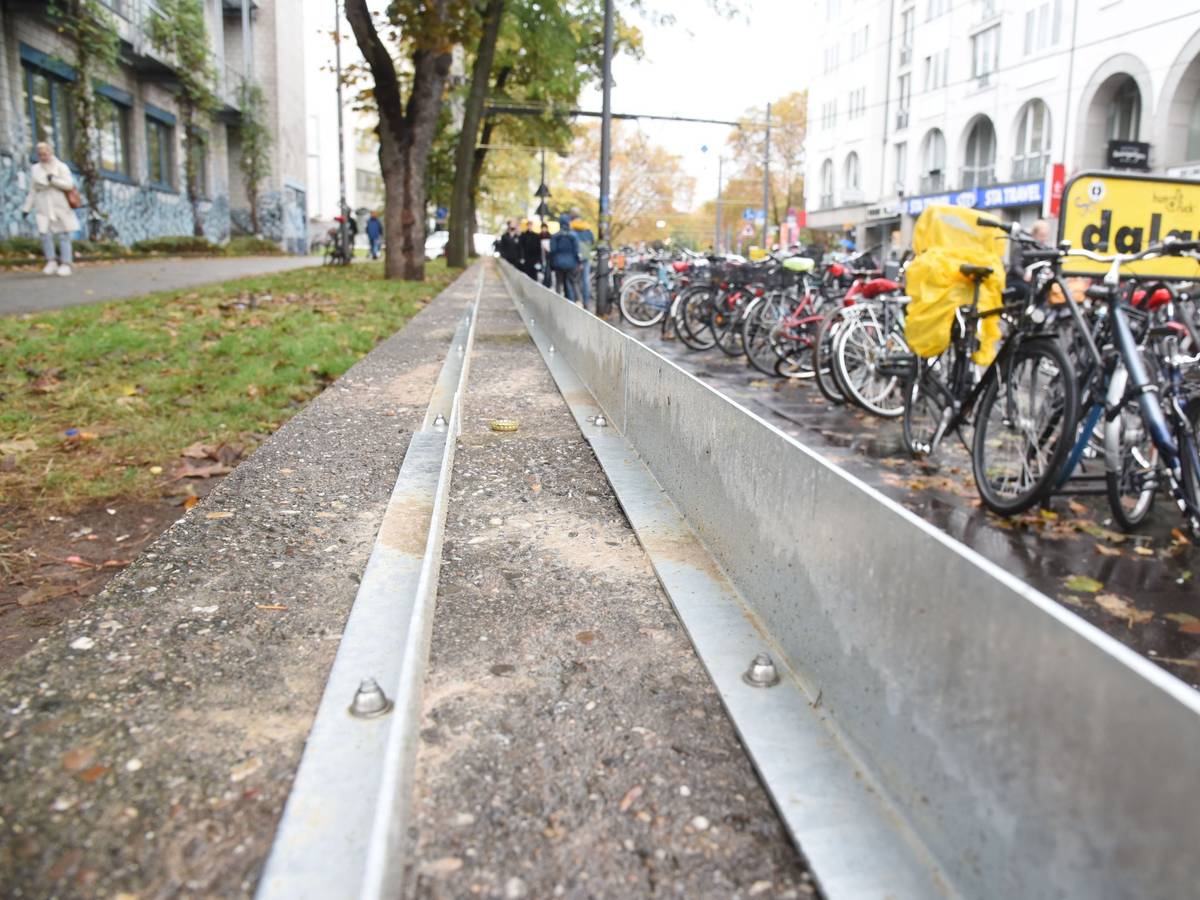 Auf einer Betonmauer an der Zülpicher Straße wurde von der Universität eine Metallkonstruktion errichtet, damit sich dort keine Menschen hinsetzen können.