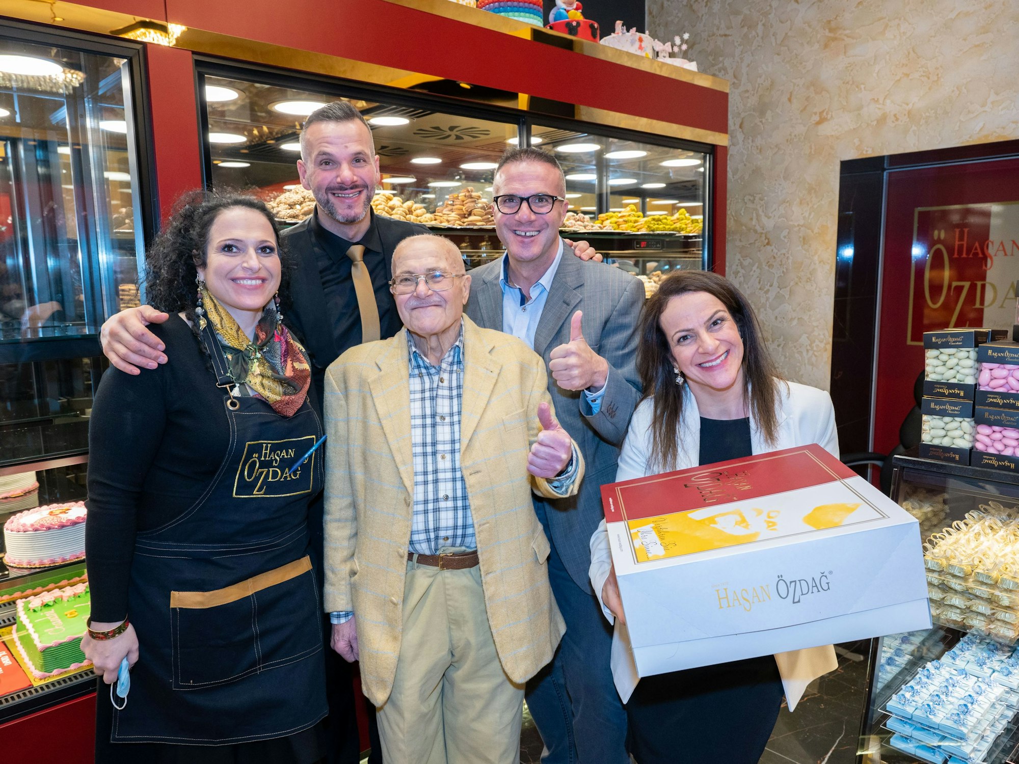 Familie Özdag steht in ihrer Bäckerei in Köln.