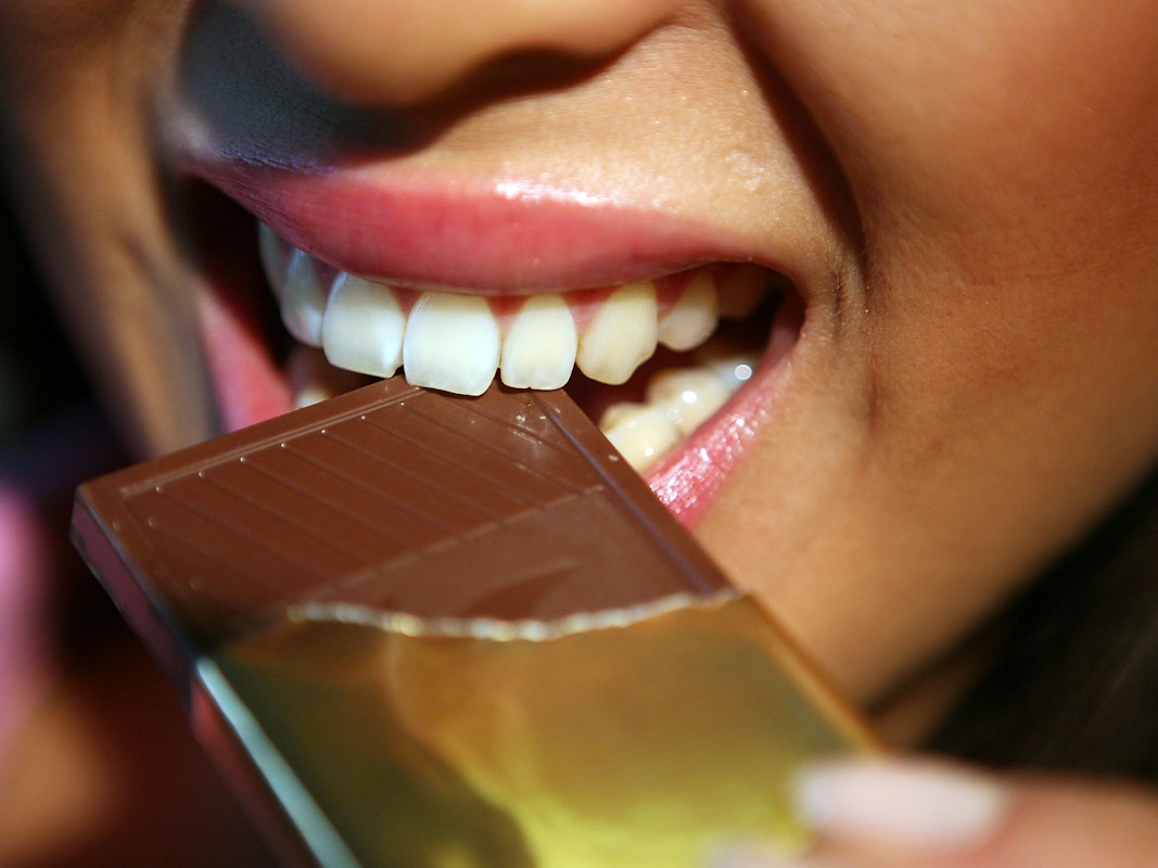 Ein Hersteller warnt wegen möglicher Erdnuss-Rückstände, sie könnten für Allergiker lebensgefährlich werden. Unser Symbolbild aus dem Jahr 2010 zeigt eine Frau, die Schokolade isst.