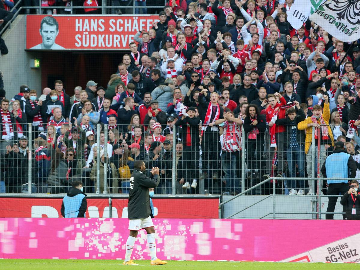 Anthony Modeste (1. FC Köln) wird nach dem Spiel von der Südtribüne gefeiert