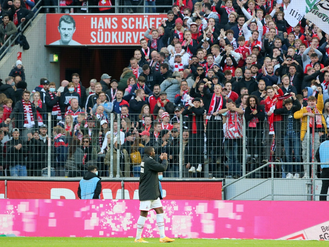 Anthony Modeste (1. FC Köln) wird nach dem Spiel von der Südtribüne gefeiert