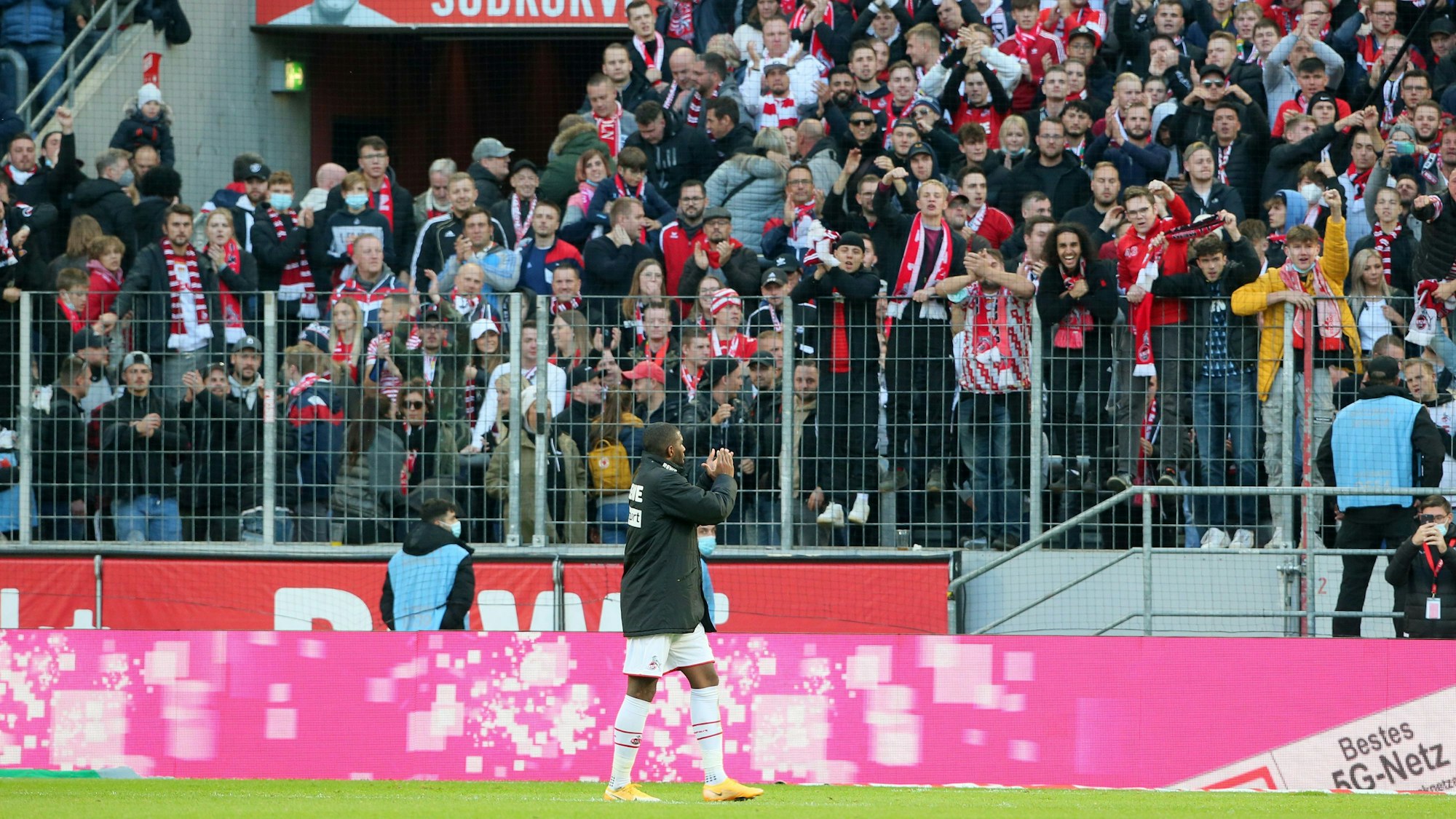Anthony Modeste (1. FC Köln) wird nach dem Spiel von der Südtribüne gefeiert