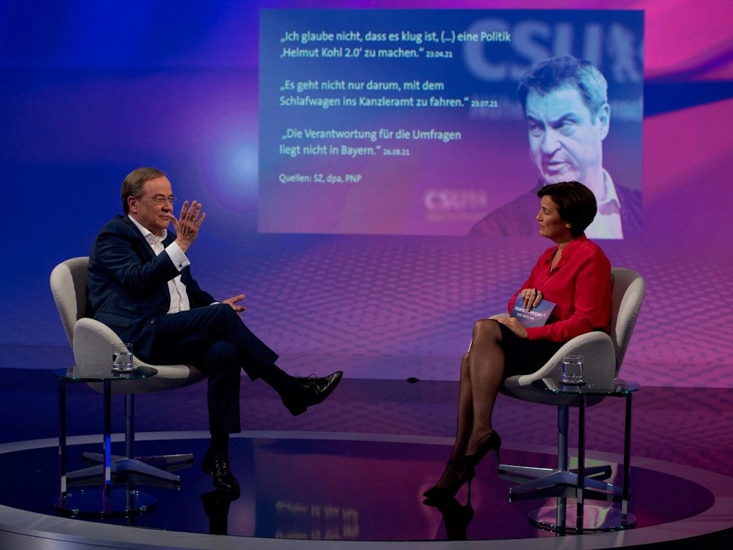 Armin Laschet sitzt im ARD-Talk Moderatorin Sandra Maischberger gegenüber.