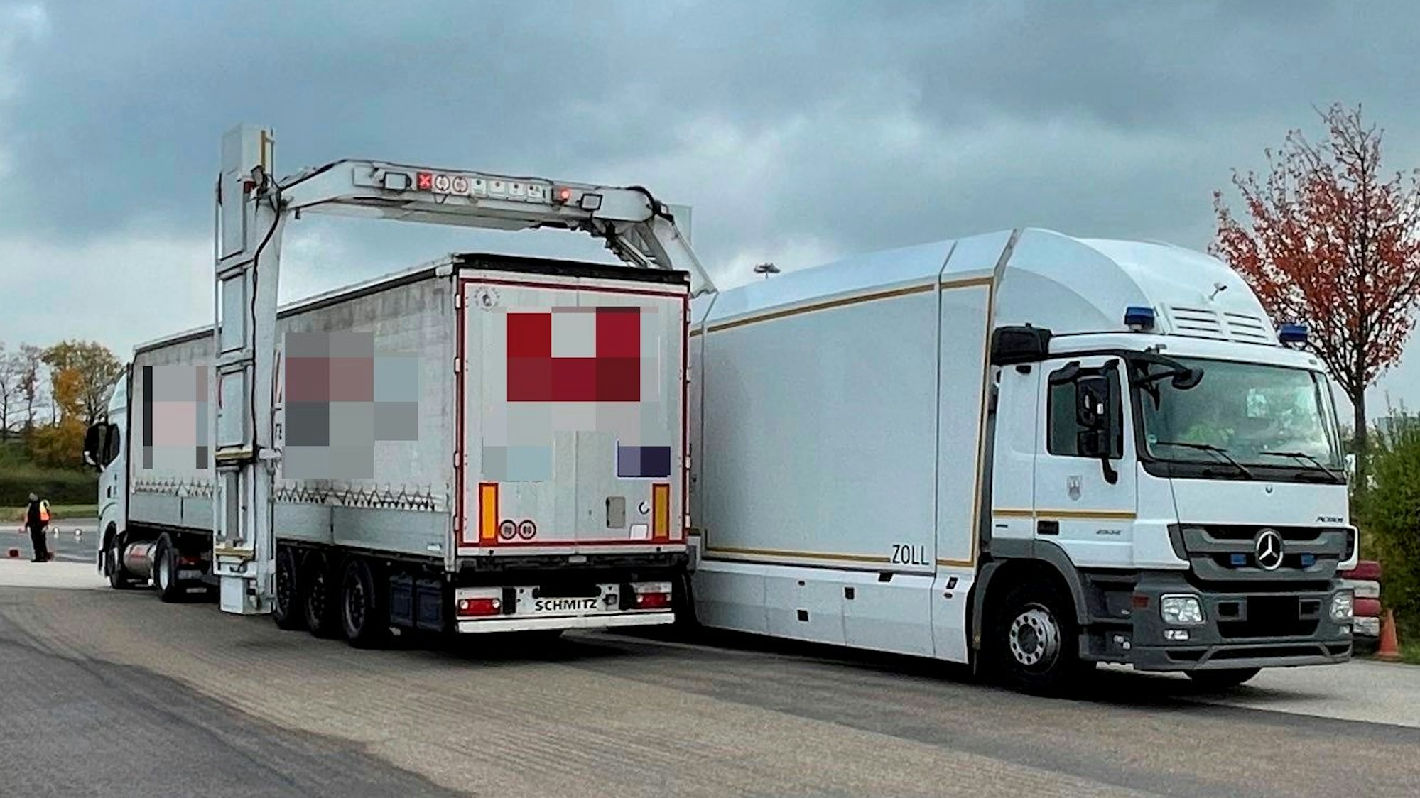 Ein Lkw fährt durch die Röntgenanlage.