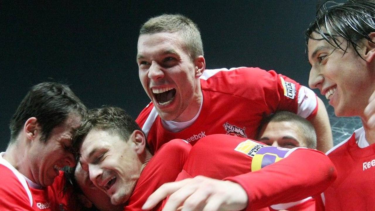 FC-Jubeltraube um Milivoje Novakovic