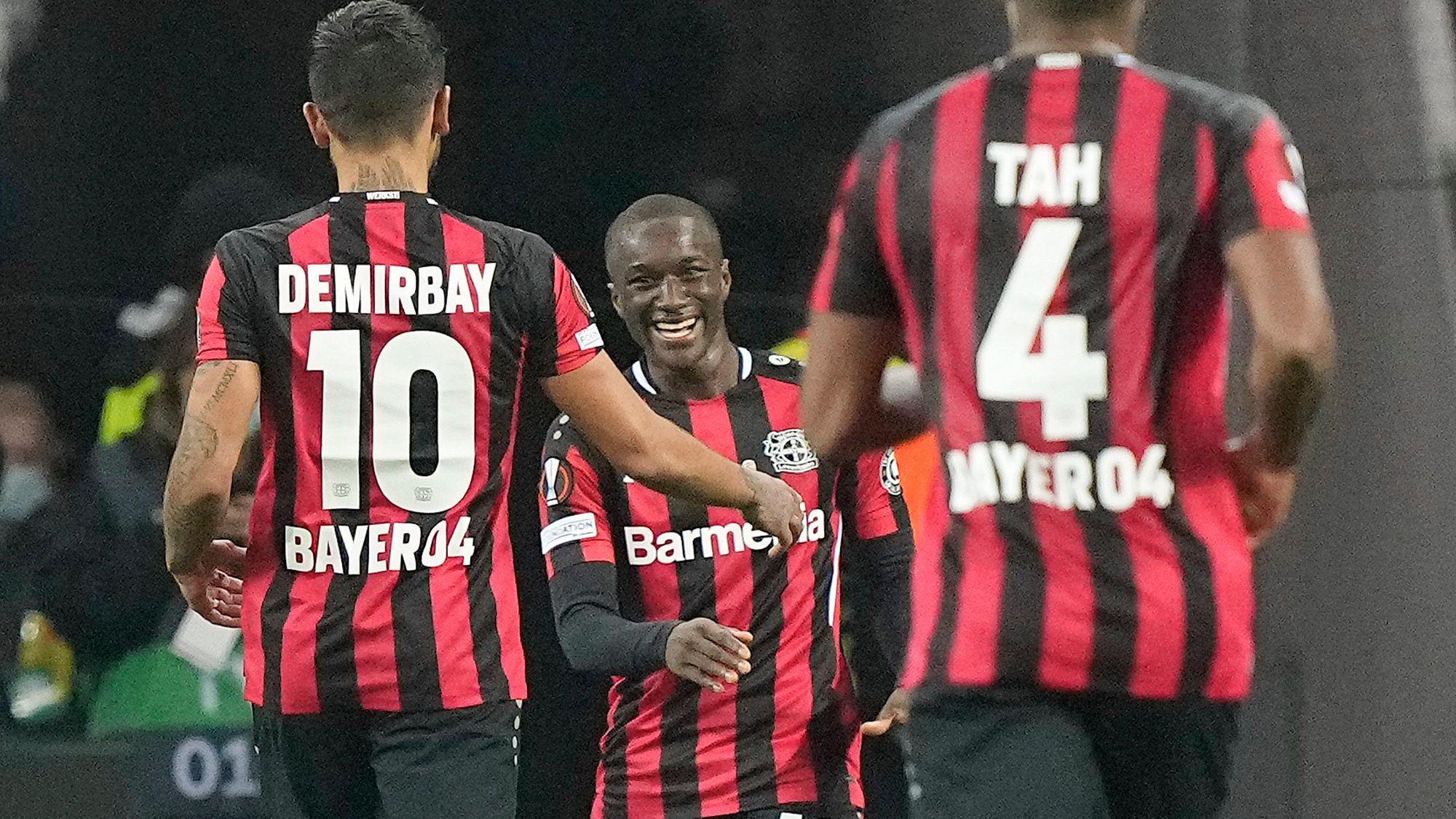 Moussa Diaby bejubelt mit Kerem Demirbay und Jonathan Tah sein Tor
