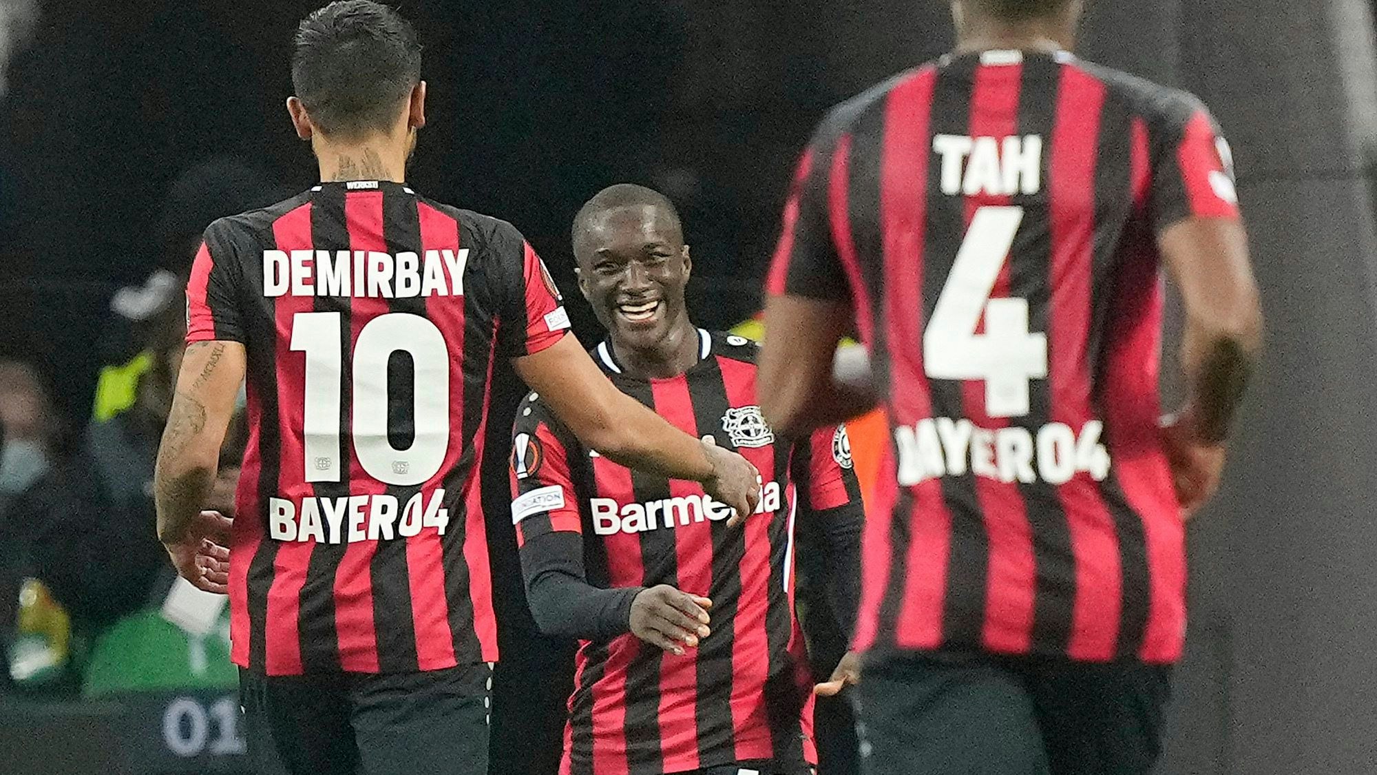 Moussa Diaby bejubelt mit Kerem Demirbay und Jonathan Tah sein Tor