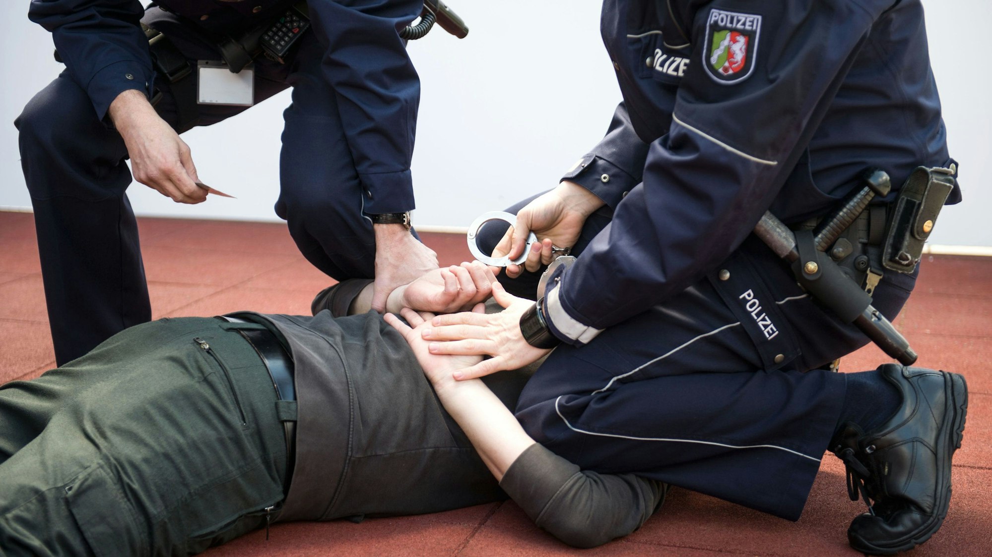 Dortmund: Polizisten trainieren im Regionalen Trainingszentrum" (RTZ) der Polizei in Dortmund (Nordrhein-Westfalen) eine Festnahme.