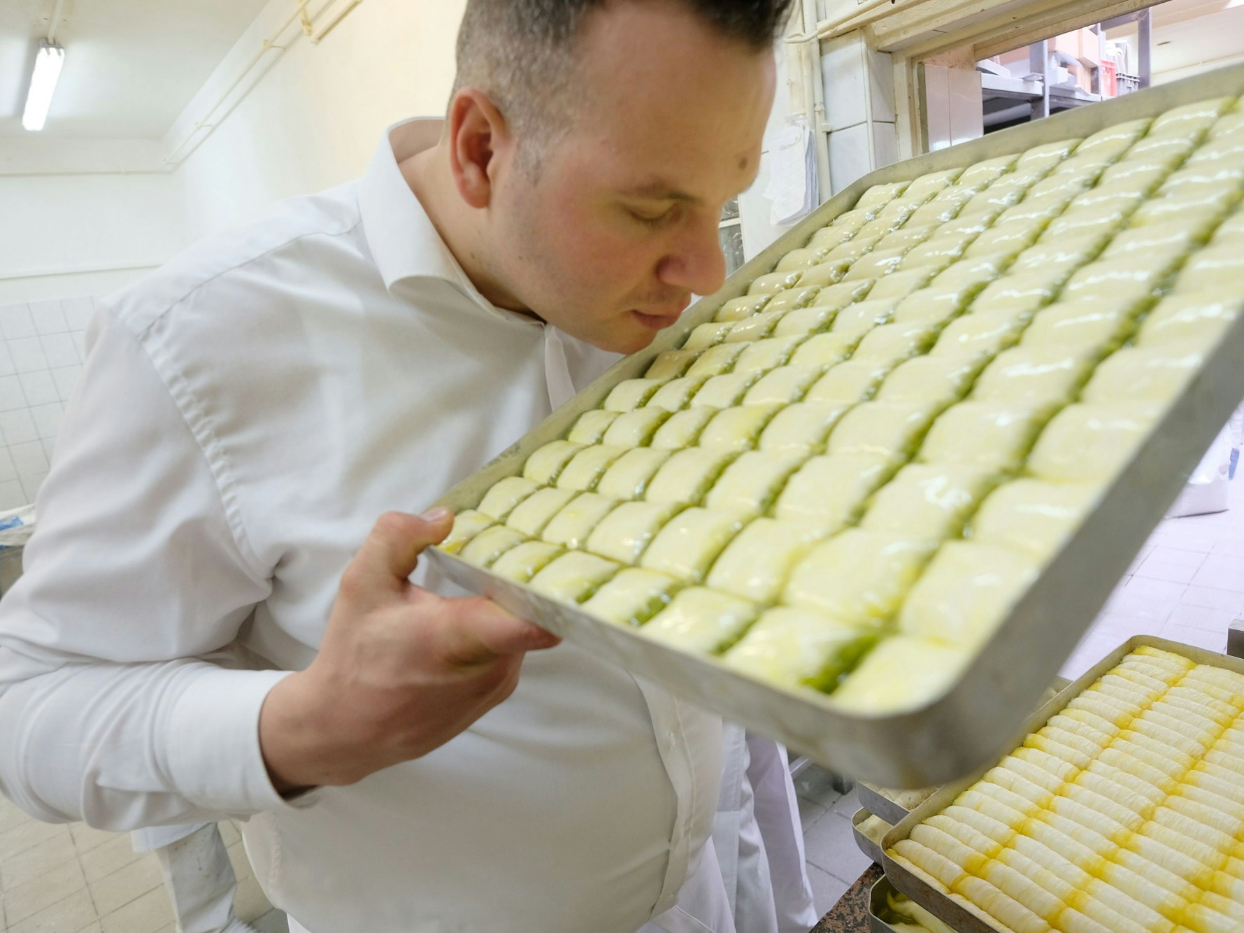 Servt Özdag mit einem Blech Baklava.