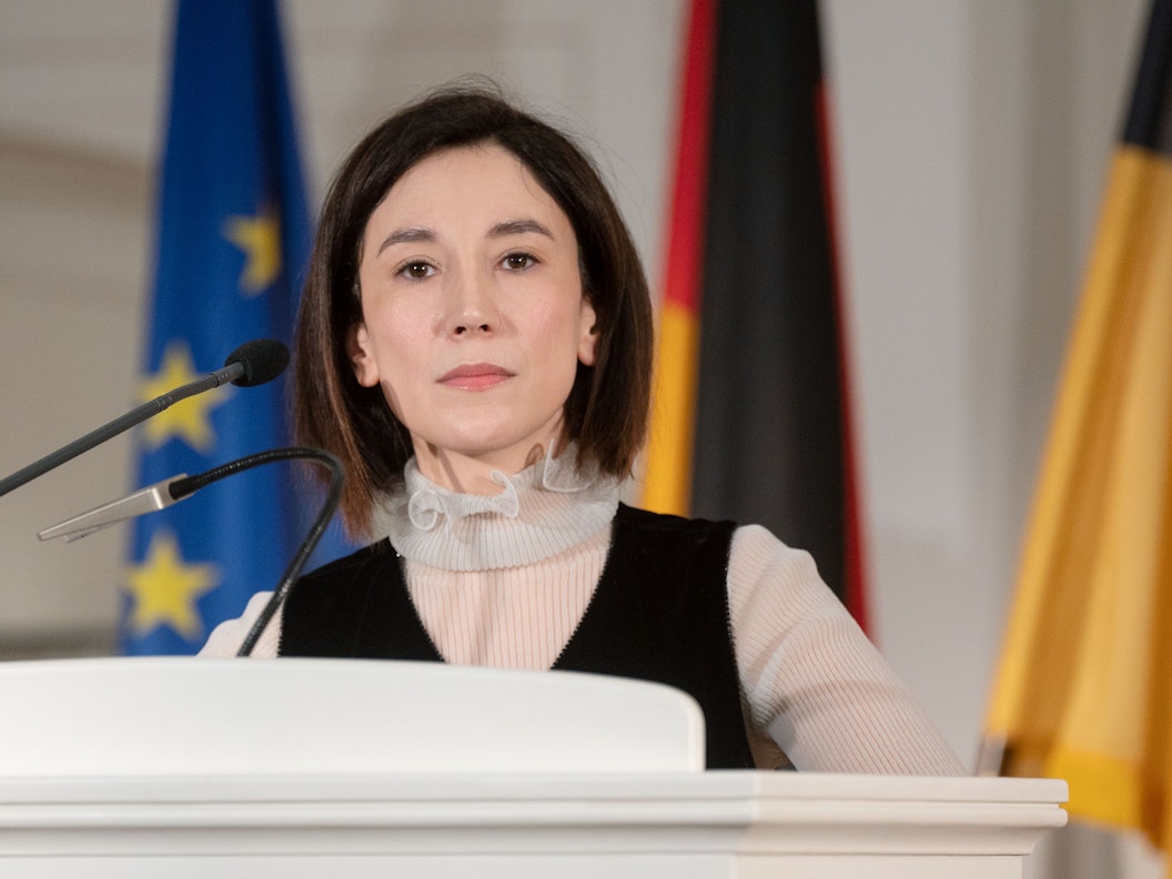 Sibel Kekilli (l), Schauspielerin und Botschafterin von Terre des Femmes nimmt an einer Einbürgerungsfeier des Landes Baden-Württemberg teil.
