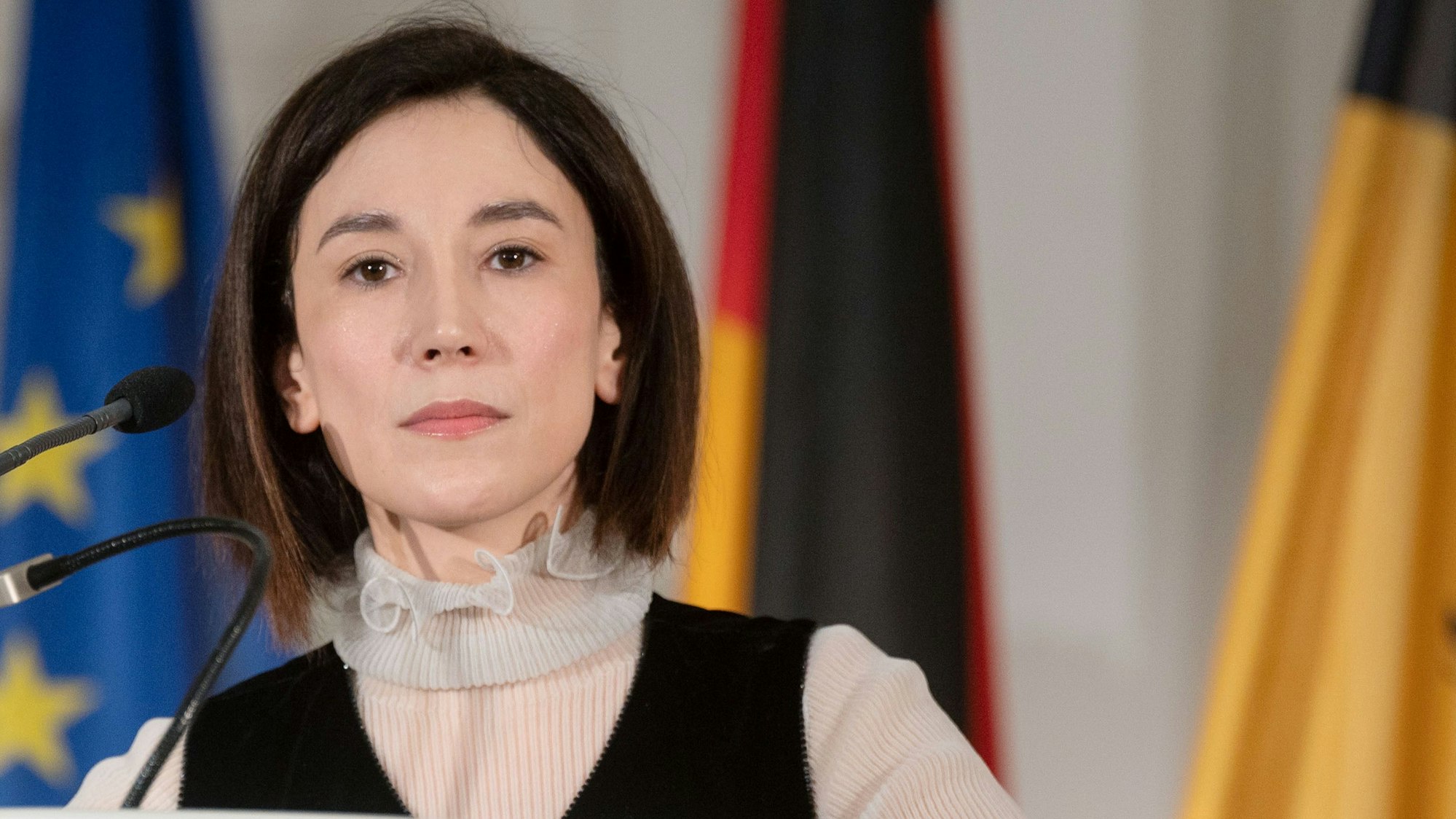 Sibel Kekilli (l), Schauspielerin und Botschafterin von Terre des Femmes nimmt an einer Einbürgerungsfeier des Landes Baden-Württemberg teil.