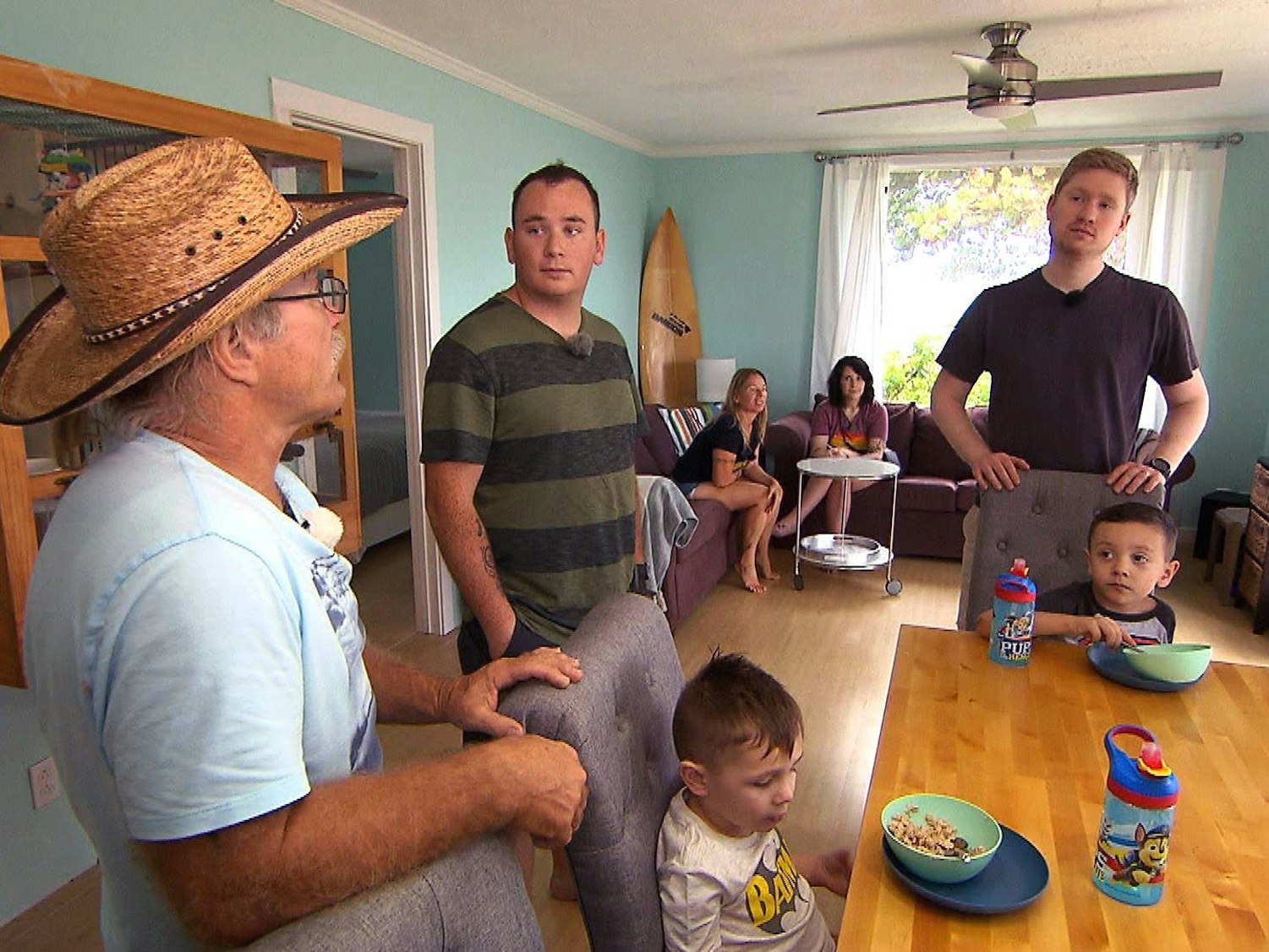 Konny (li.) hat schon sein nächstes Bauprojekt im Blick und Sohn Jason und Schwiegersohn Coleman sollen gleich mit anpacken. Begeisterung sieht anders aus..