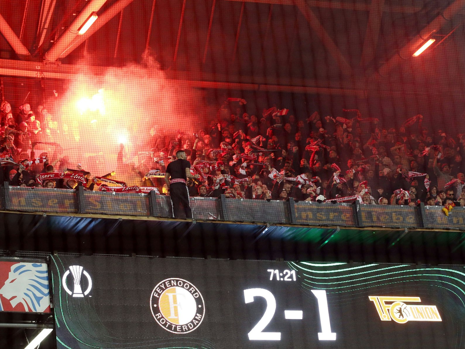 Im Rotterdamer Gästeblock der Union-Anhänger wird ein Bengalo entzündet.