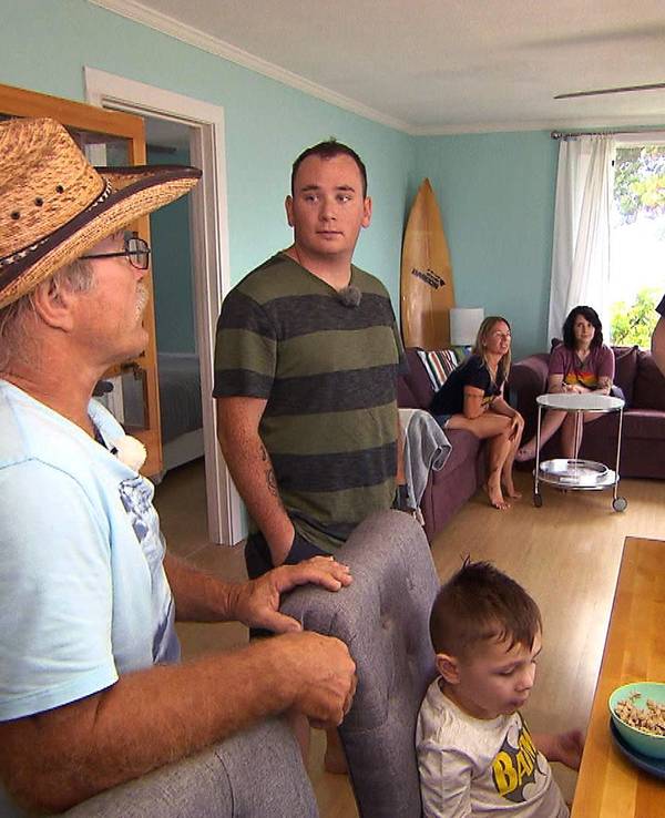 Konny (li.) hat schon sein nächstes Bauprojekt im Blick und Sohn Jason und Schwiegersohn Coleman sollen gleich mit anpacken. Begeisterung sieht anders aus.