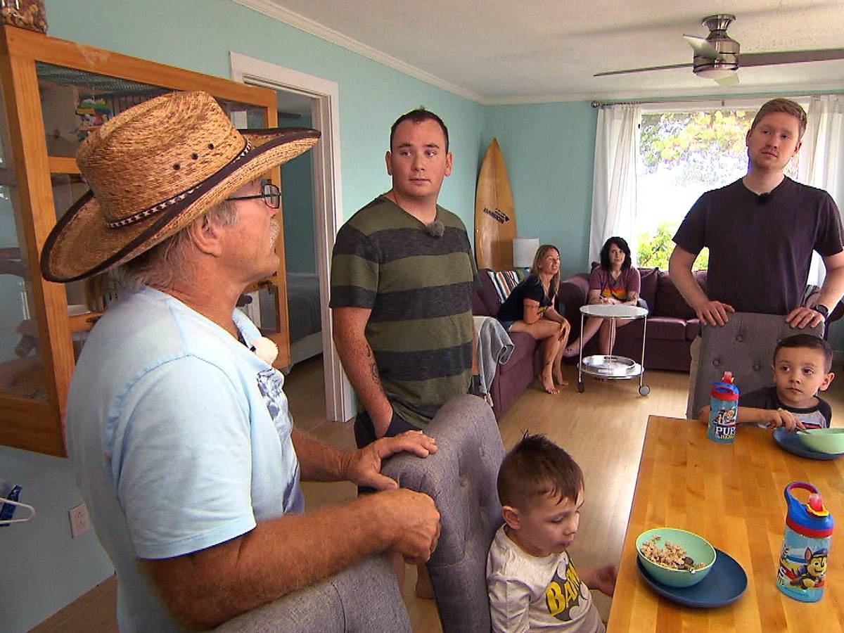 Konny (li.) hat schon sein nächstes Bauprojekt im Blick und Sohn Jason und Schwiegersohn Coleman sollen gleich mit anpacken. Begeisterung sieht anders aus.