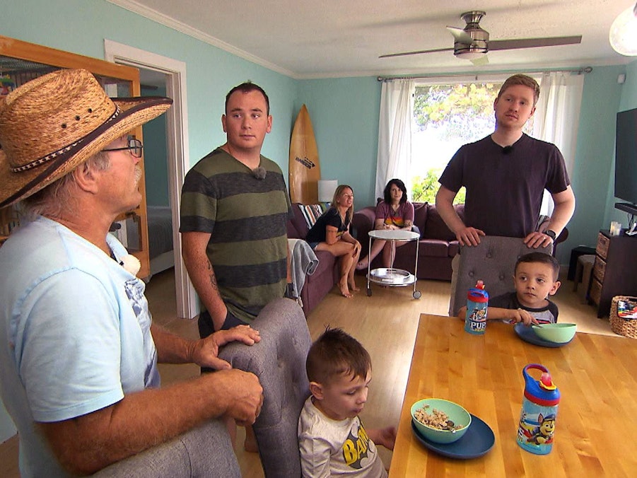 Konny (li.) hat schon sein nächstes Bauprojekt im Blick und Sohn Jason und Schwiegersohn Coleman sollen gleich mit anpacken. Begeisterung sieht anders aus.