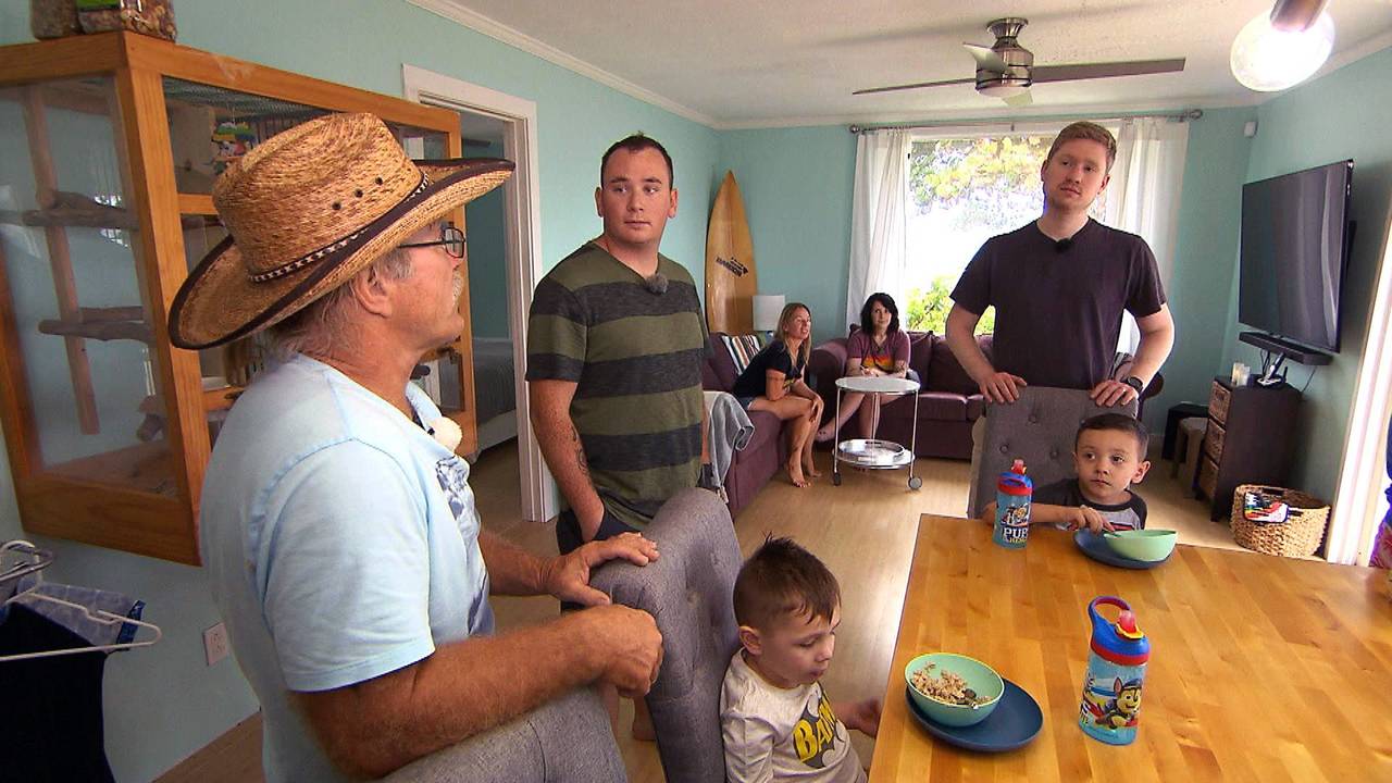 Konny (li.) hat schon sein nächstes Bauprojekt im Blick und Sohn Jason und Schwiegersohn Coleman sollen gleich mit anpacken. Begeisterung sieht anders aus.