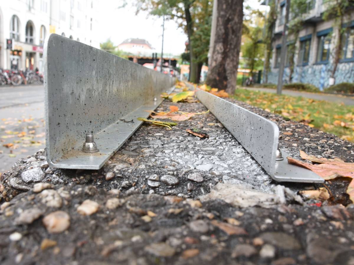 Nahaufnahme von der Metallschiene auf der Mauer