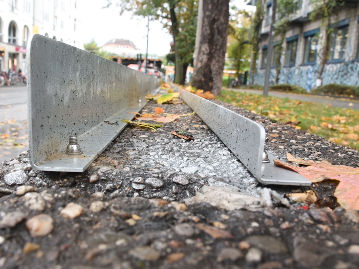 Nahaufnahme von der Metallschiene auf der Mauer