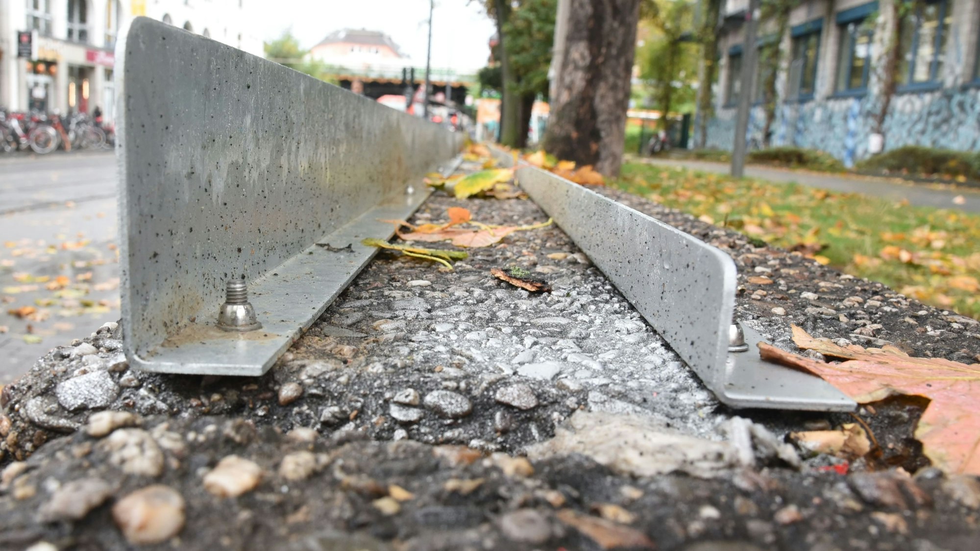 Nahaufnahme von der Metallschiene auf der Mauer