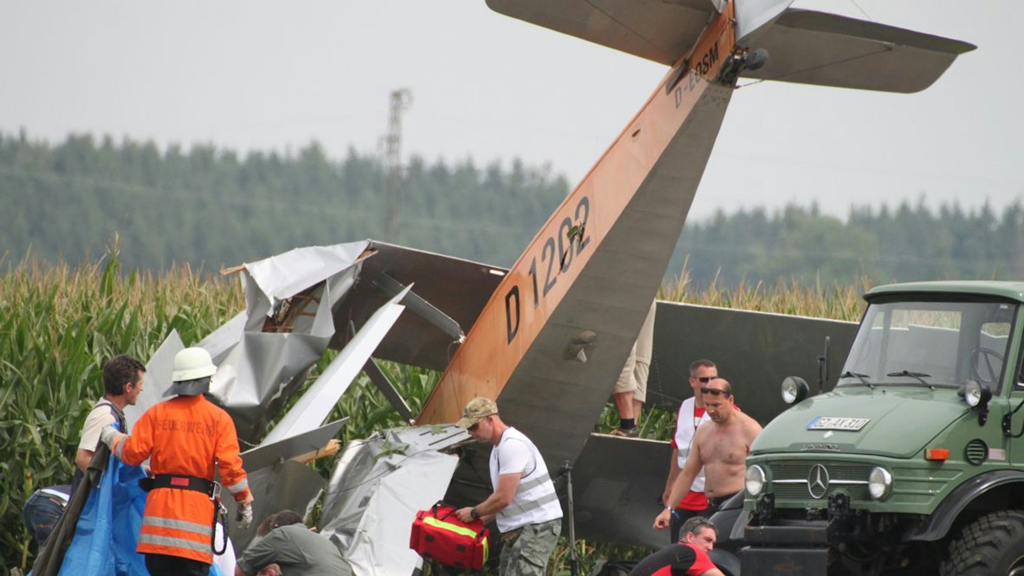 Ein Flugzeug stürzte ab und liegt in einem Maisfeld.