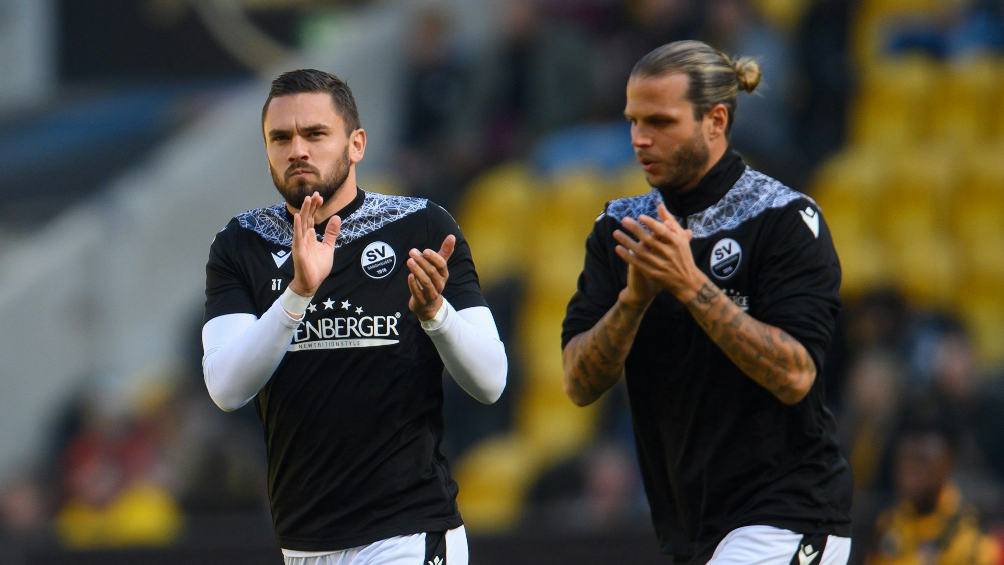 Dennis Diekmeier und Pascal Testroet beim Aufwärmen