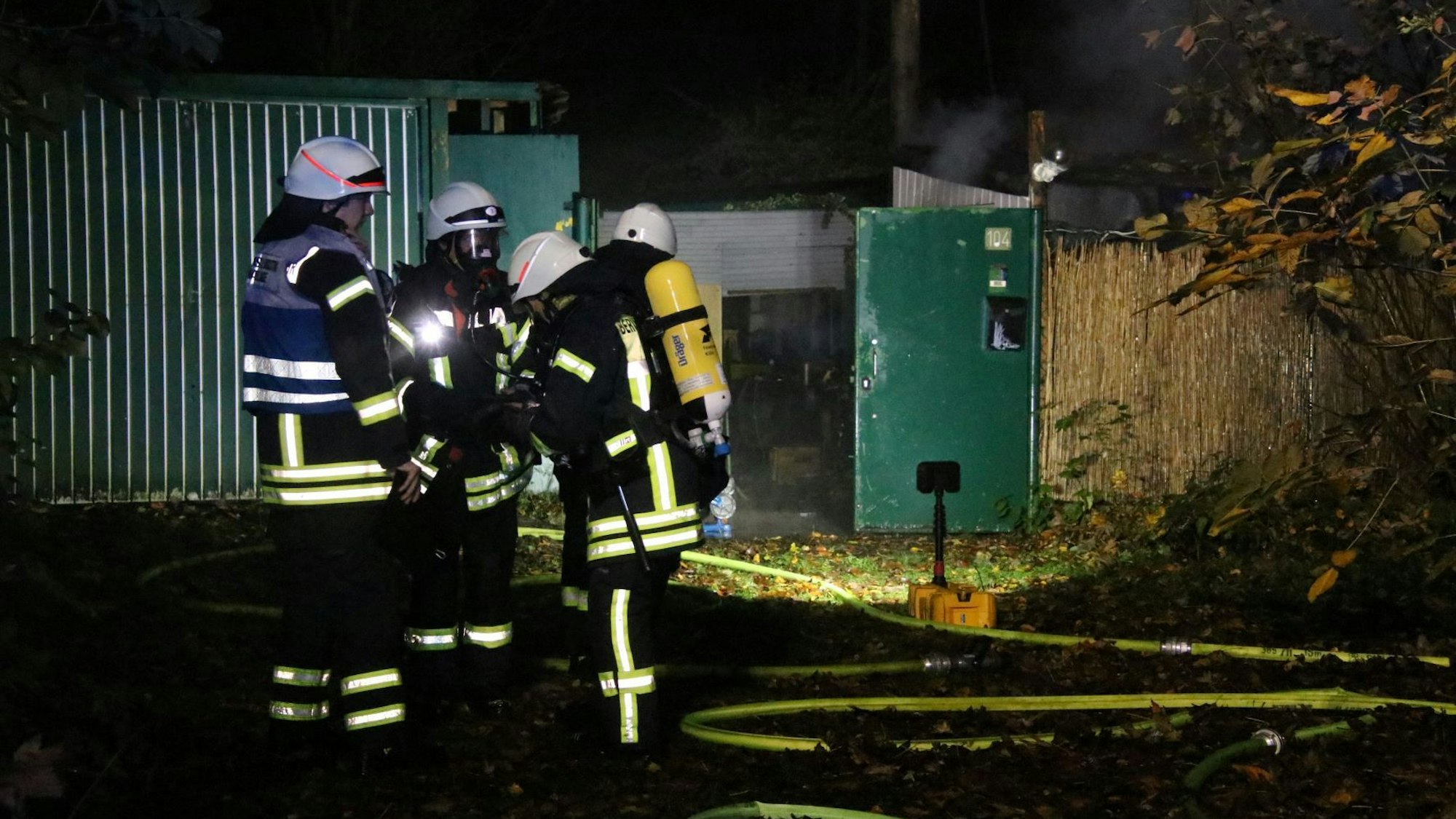 Feuer Garage Höninger Weg in Köln - zwei Hunde vermisst