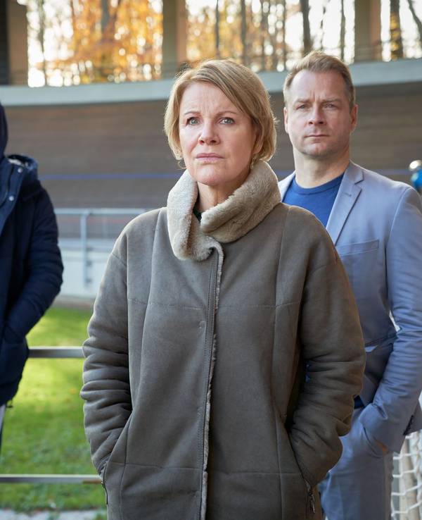 Marie Brand (Mariele Millowitsch, M.), Jürgen Simmel (Hinnerk Schönemann, r.) und Tharde Rickling (Fred Costea, l.) beobachten gespannt das Bahnrad-Training.