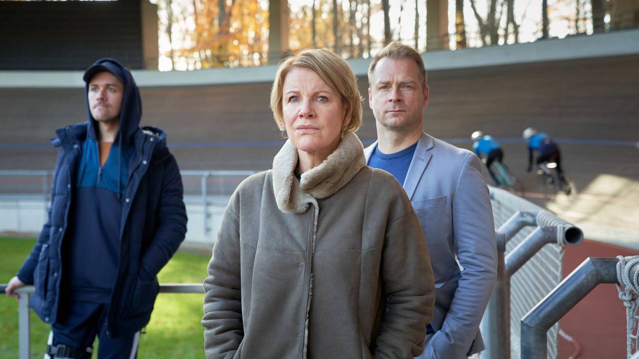 Marie Brand (Mariele Millowitsch, M.), Jürgen Simmel (Hinnerk Schönemann, r.) und Tharde Rickling (Fred Costea, l.) beobachten gespannt das Bahnrad-Training.