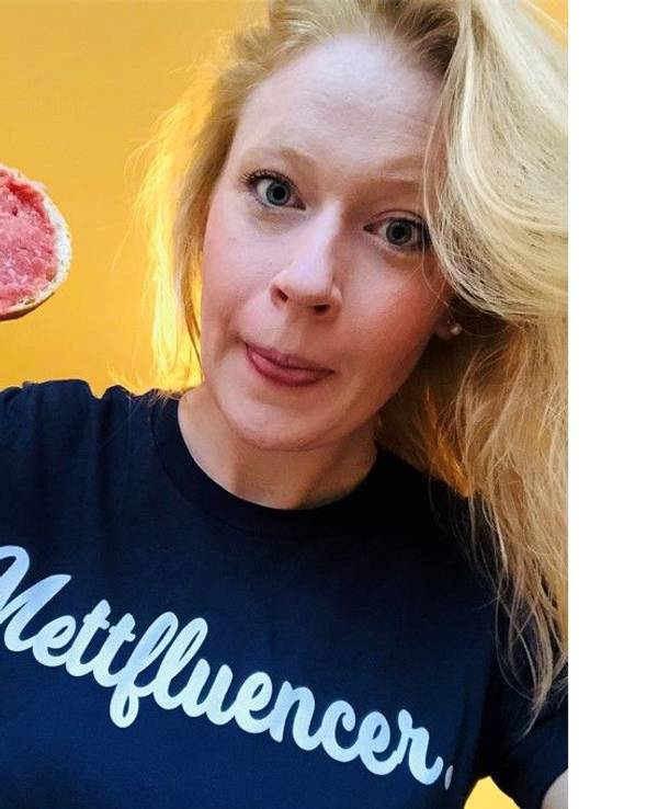 Mettfluencerin Leonie Schreiber aus Köln posiert auf diesem undatierten Foto mit einem Mettbrötchen.