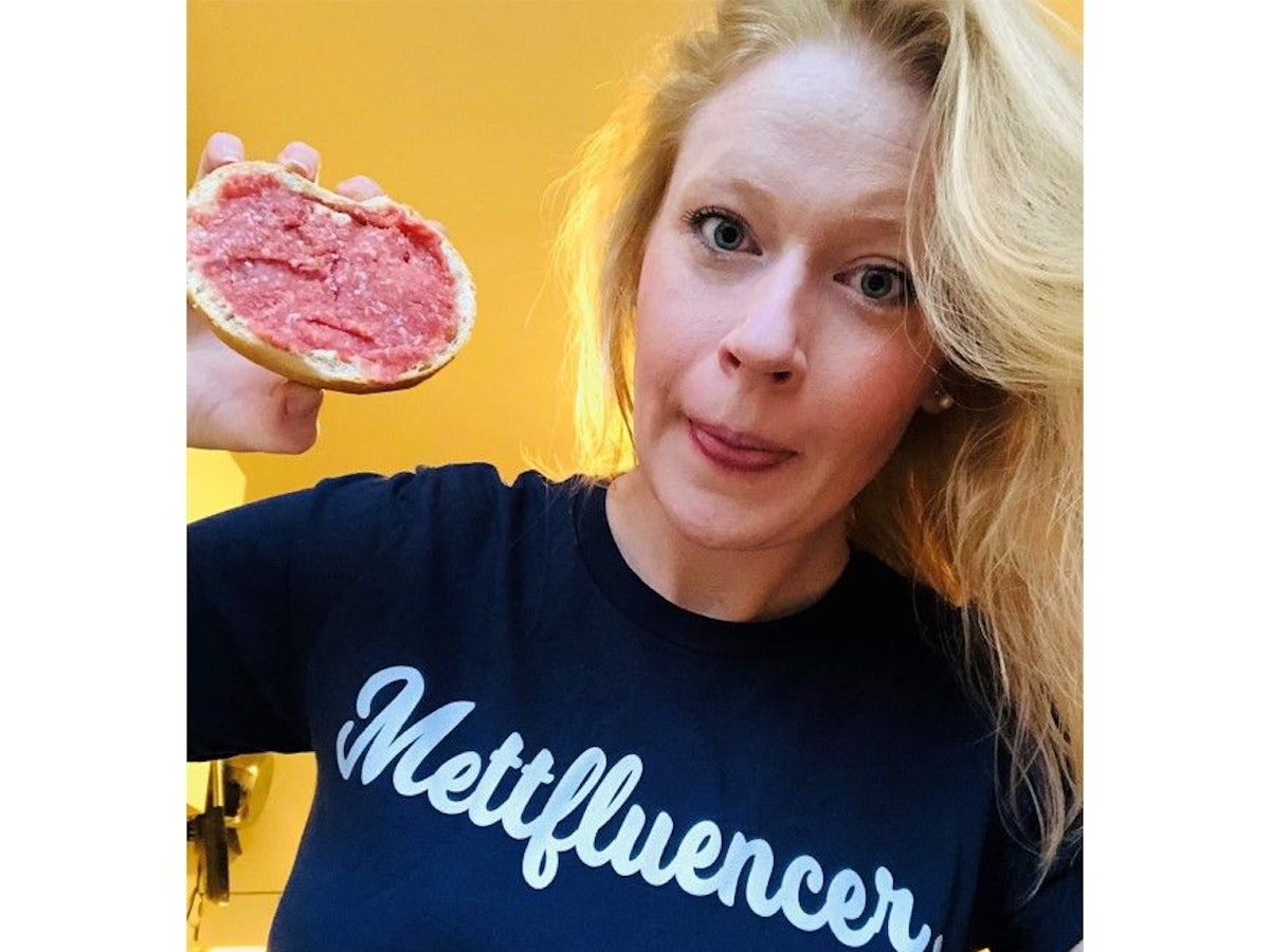 Mettfluencerin Leonie Schreiber aus Köln posiert auf diesem undatierten Foto mit einem Mettbrötchen.