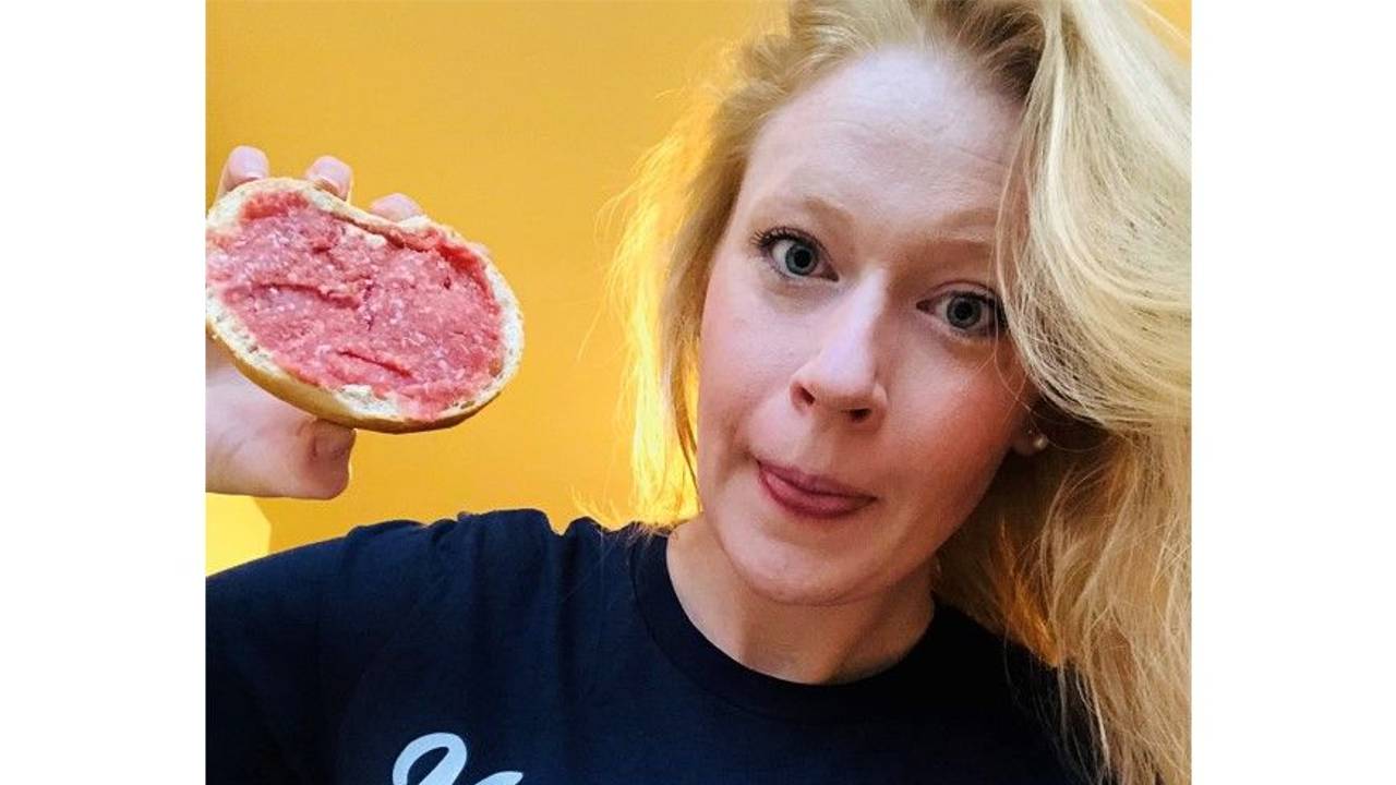 Mettfluencerin Leonie Schreiber aus Köln posiert auf diesem undatierten Foto mit einem Mettbrötchen.