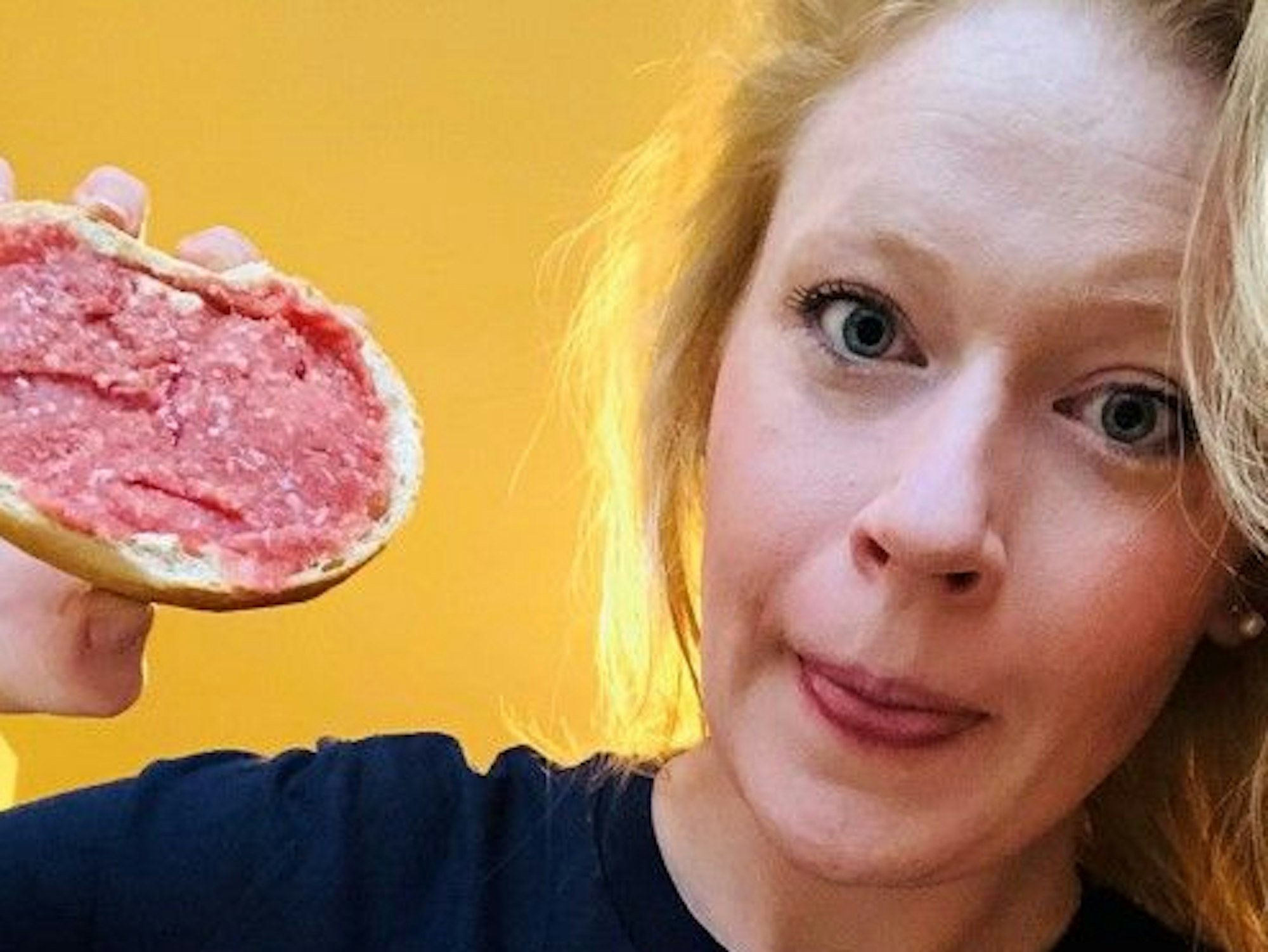 Mettfluencerin Leonie Schreiber aus Köln posiert auf diesem undatierten Foto mit einem Mettbrötchen.