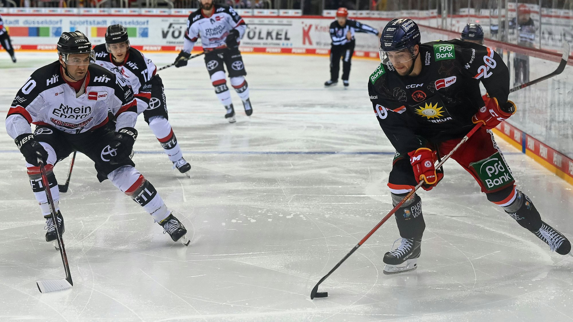 Jon Matsumoto KEC im Zweikampf mit Tobias Eder