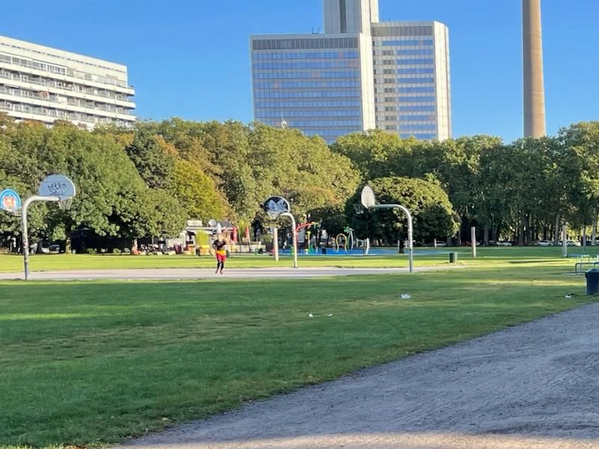 Basketball-Freiplatz nahe des Fernsehturms.