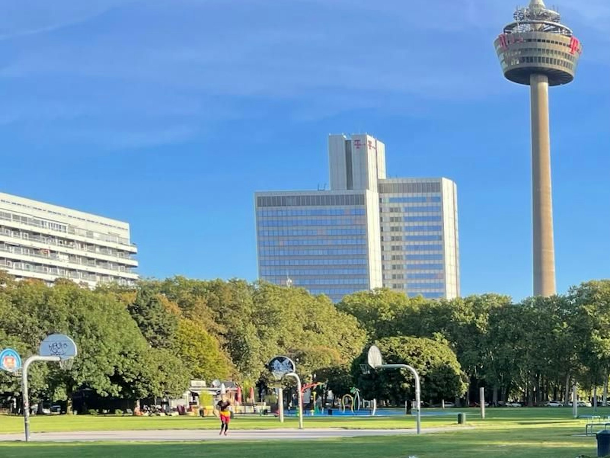 Basketball-Freiplatz nahe des Fernsehturms.
