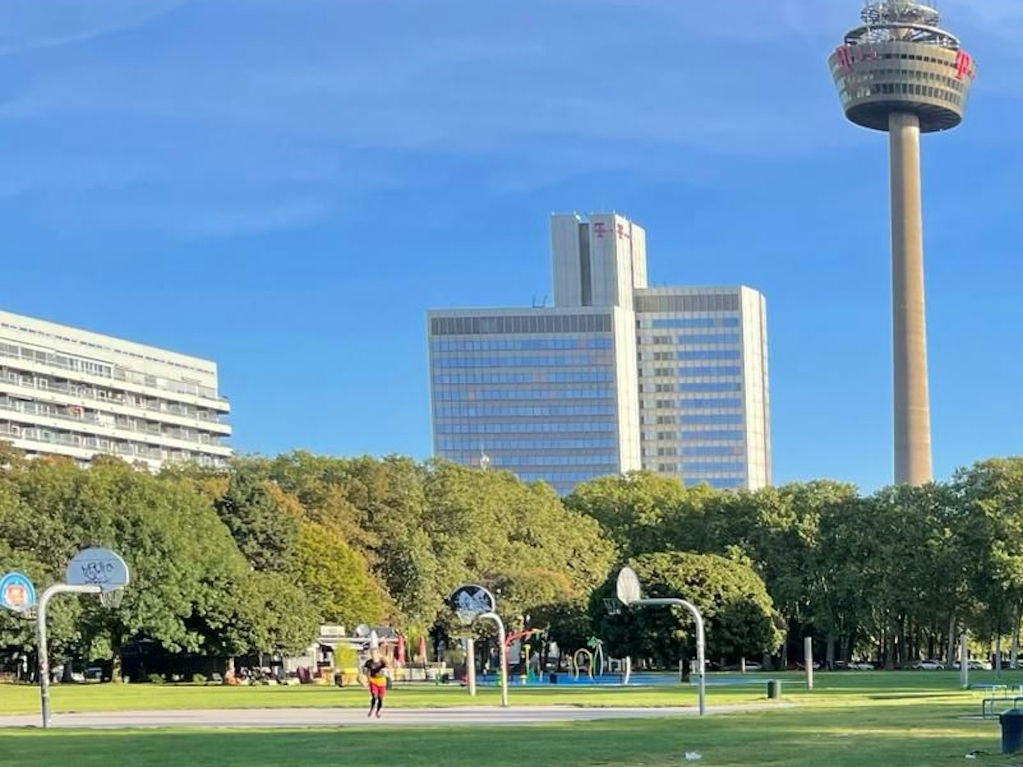 Basketball-Freiplatz nahe des Fernsehturms.