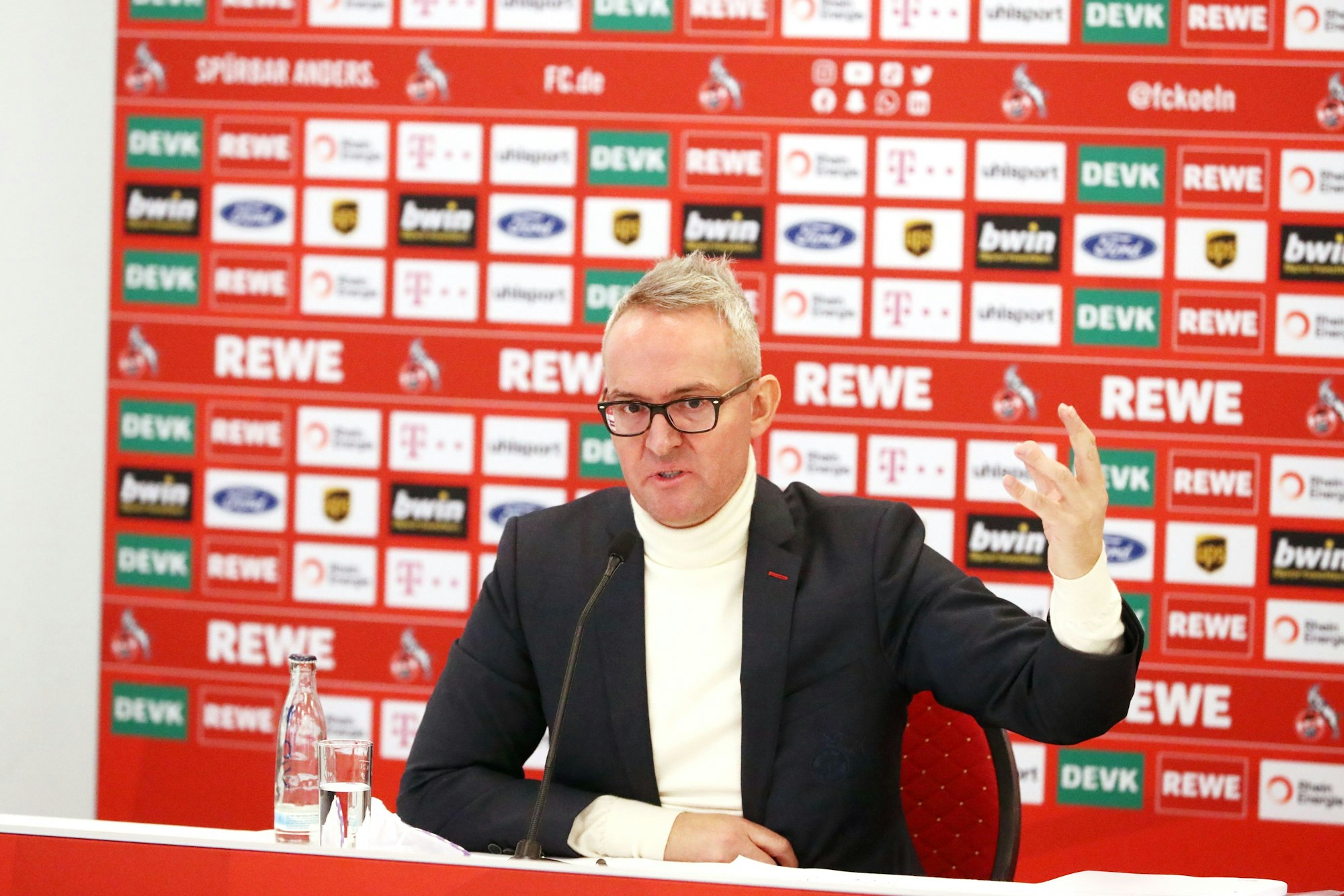 Alexander Wehrle auf der Bilanz-Pressekonferenz des 1. FC Köln