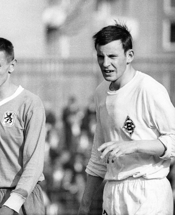 Timo Konietzka und Erwin Spinnler stehen im Stadion an der Grünwalder Straße.